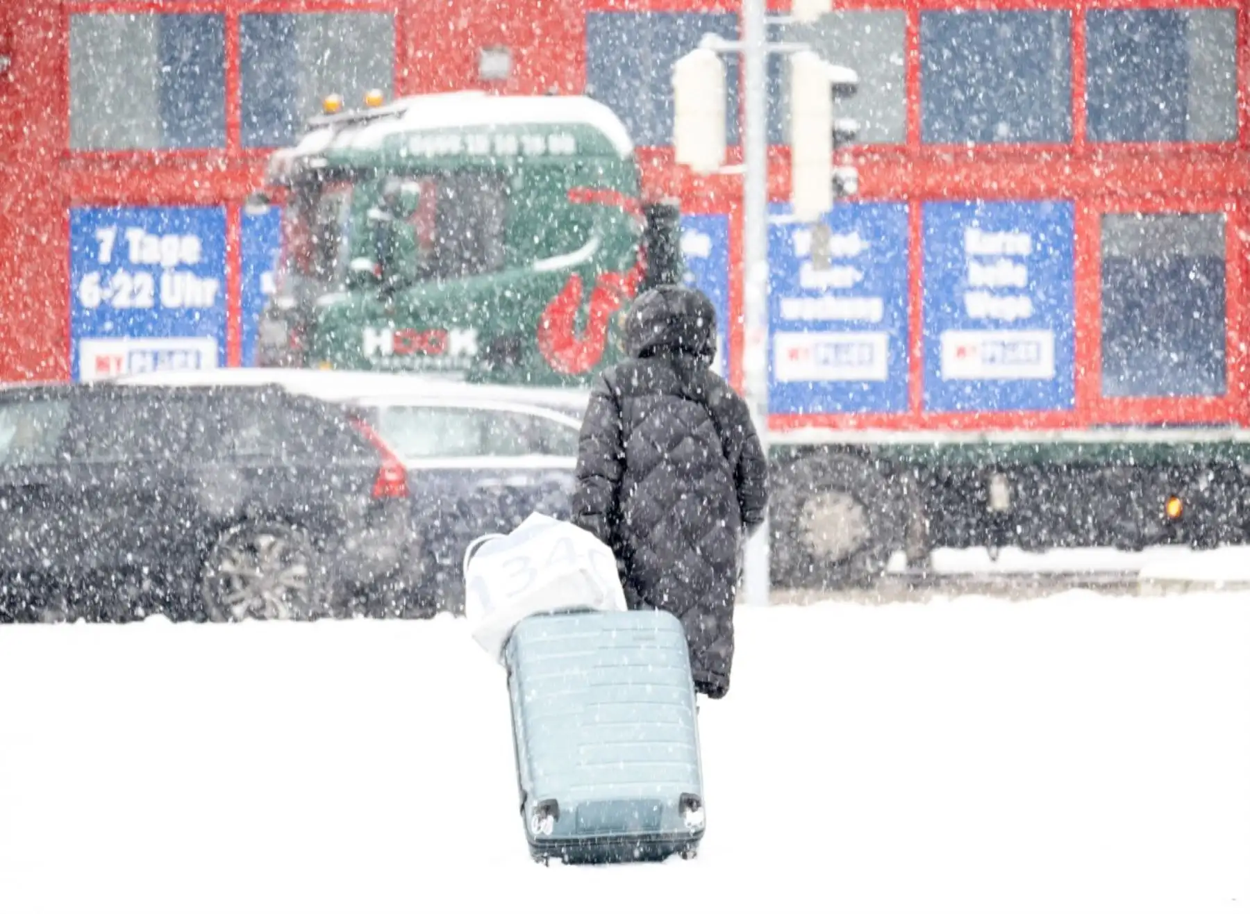 Fuertes vientos, intensas nevadas y lluvias asociadas a la tormenta Goretti y a la tormenta de nieve Elli mantienen en alerta a varios países de Europa. En el Reino Unido y Francia se registraron rachas de hasta 200 km/h, cortes de electricidad y cierre de escuelas, mientras Alemania afronta un episodio invernal excepcional con bajas temperaturas y nevadas que afectan principalmente al norte del país. Foto: ANDINA/AFP