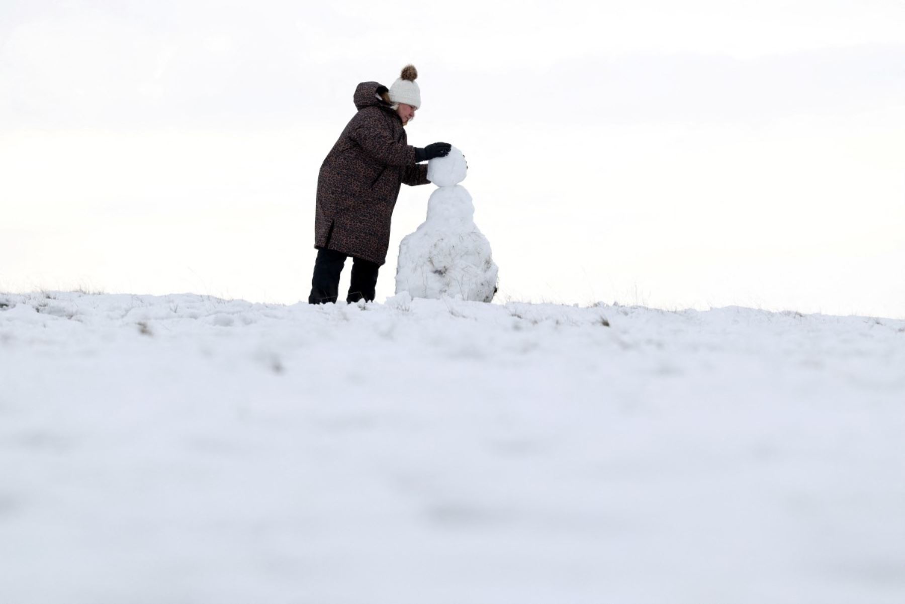 En zonas costeras del norte de Europa, las marejadas y fuertes rachas de viento provocaron daños en infraestructuras, caída de árboles y afectaciones al transporte marítimo. Los servicios de emergencia permanecen desplegados para atender incidentes y restablecer la normalidad conforme las condiciones climáticas evolucionan. Foto: ANDINA/AFP