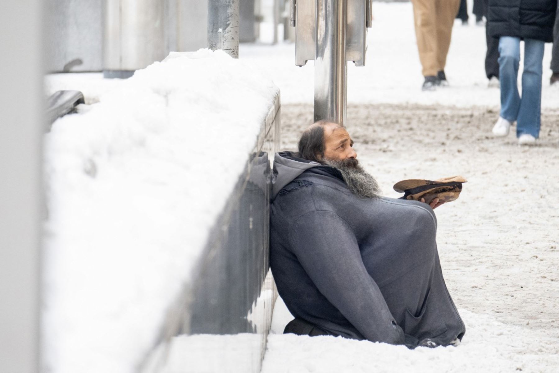 Las autoridades meteorológicas europeas mantienen la vigilancia ante la sucesión de fenómenos extremos que afectan al continente. La combinación de vientos intensos, nevadas y bajas temperaturas ha obligado a reforzar protocolos de emergencia, suspender actividades y recomendar a la población limitar desplazamientos en zonas de mayor riesgo. Foto: ANDINA/AFP