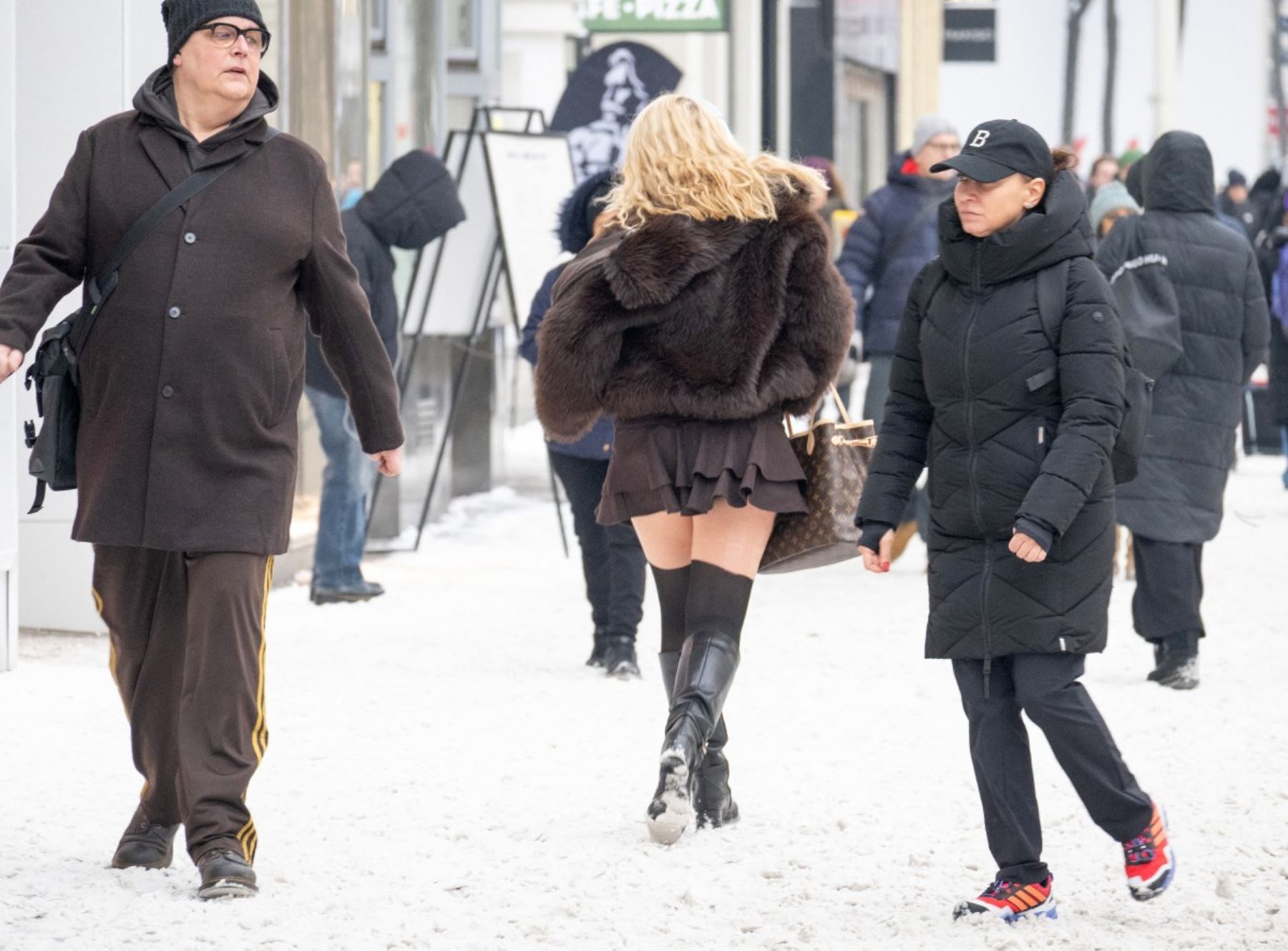 Las intensas nevadas han generado complicaciones en carreteras y autopistas, especialmente en áreas rurales y de montaña. Equipos de limpieza y mantenimiento trabajan de forma continua para despejar vías y garantizar el tránsito seguro de vehículos de emergencia y transporte esencial. Foto: ANDINA/AFP