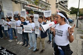 Familiares de presos políticos venezolanos hacen vigilia en demanda de la liberación de sus seres queridos, cerca del famoso penal El Helicoide, en Caracas. Foto: AFP.