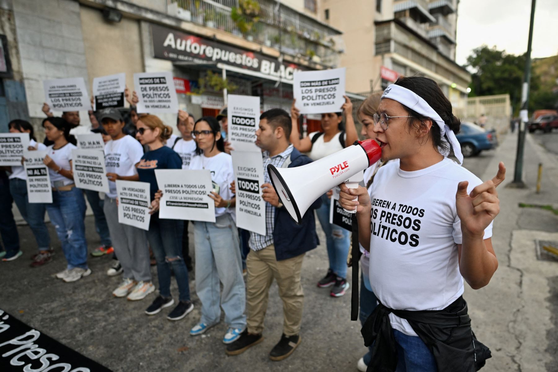 Familiares de presos políticos venezolanos hacen vigilia en demanda de la liberación de sus seres queridos, cerca del famoso penal El Helicoide, en Caracas. Foto: AFP.