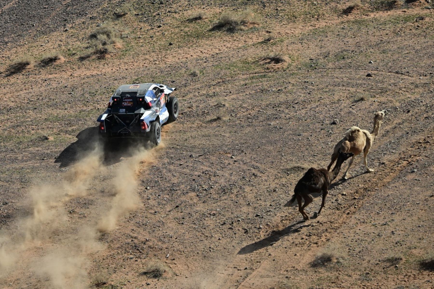 Con varias etapas aún por delante, el Dakar 2026 promete un cierre intenso, marcado por la estrategia, la resistencia y la experiencia. El desierto saudí sigue siendo juez implacable en una competencia donde sólo la constancia garantiza opciones reales de victoria. Foto: AFP