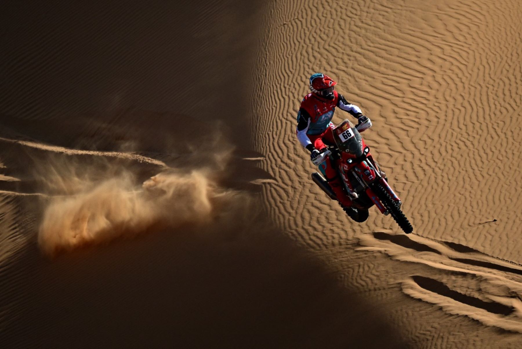 Las diferencias mínimas en la clasificación general reflejan la paridad y el alto nivel competitivo de esta edición. Cada segundo ganado o perdido puede alterar el desenlace final, elevando la presión sobre pilotos y equipos en cada kilómetro cronometrado. Foto: AFP