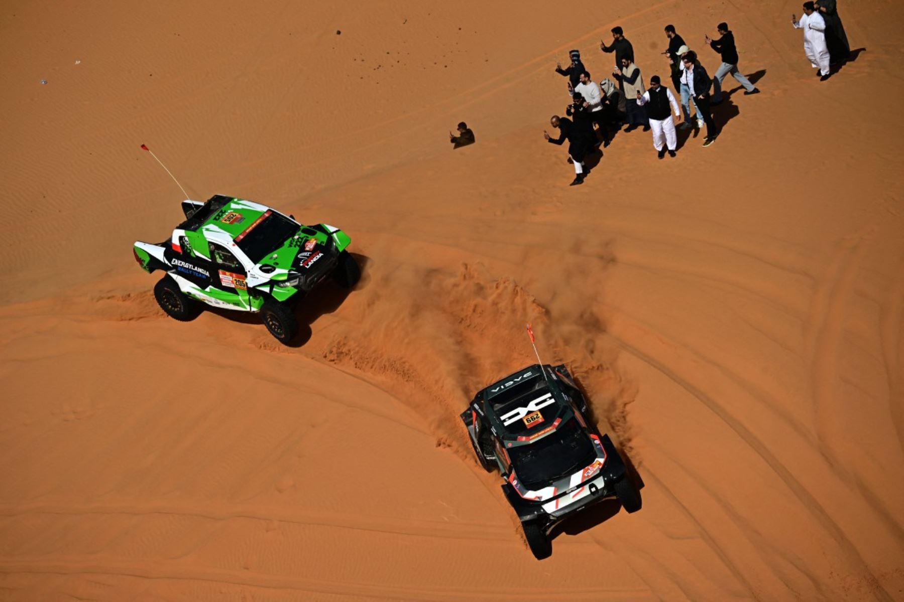 El Rally Dakar combina largas distancias, navegación compleja y desgaste físico extremo, convirtiendo cada jornada en un desafío integral. La etapa de descanso llega como una pausa estratégica antes de afrontar nuevos tramos maratónicos en territorio saudí. Foto: AFP
