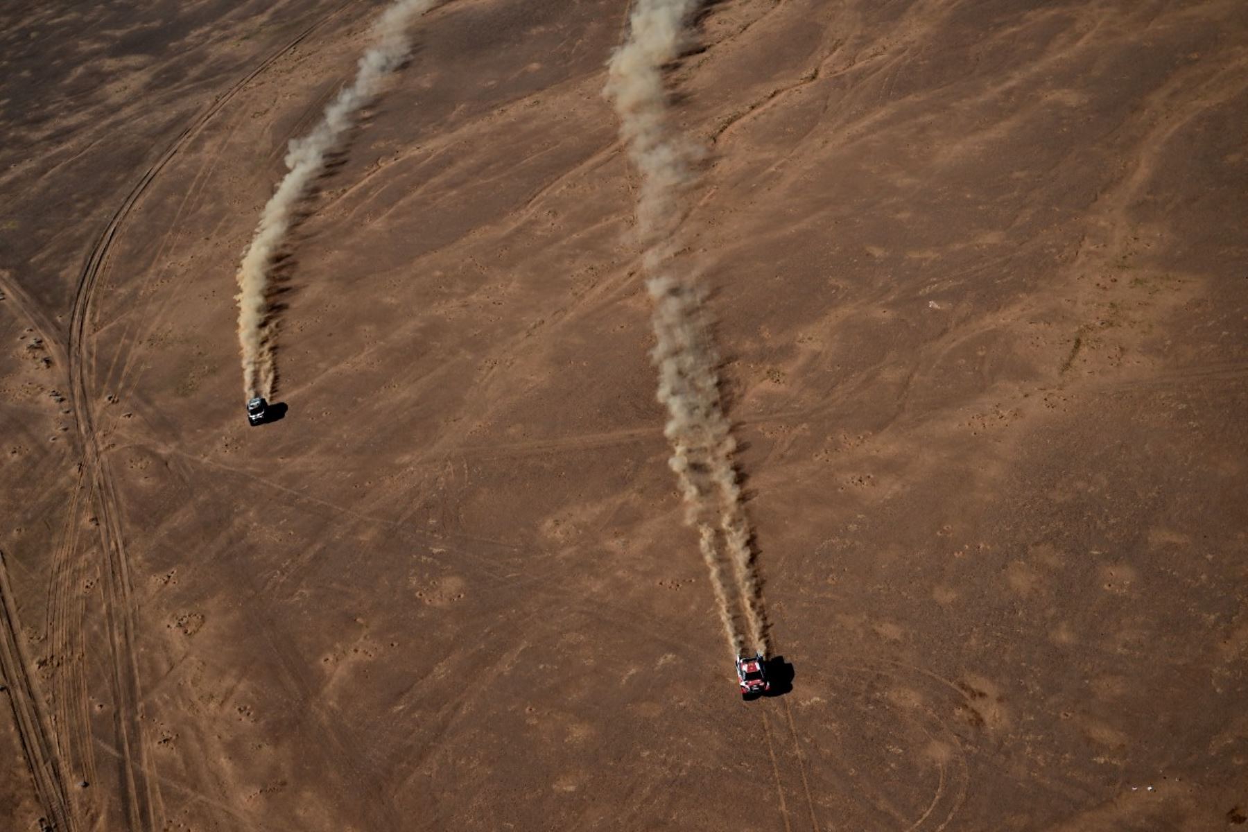 En autos, la lucha por el podio sigue abierta, con varios pilotos separados por pocos minutos. La gestión del ritmo, la navegación y la fiabilidad mecánica serán claves para sostener opciones reales de título en las jornadas decisivas que restan por disputarse. Foto: AFP
