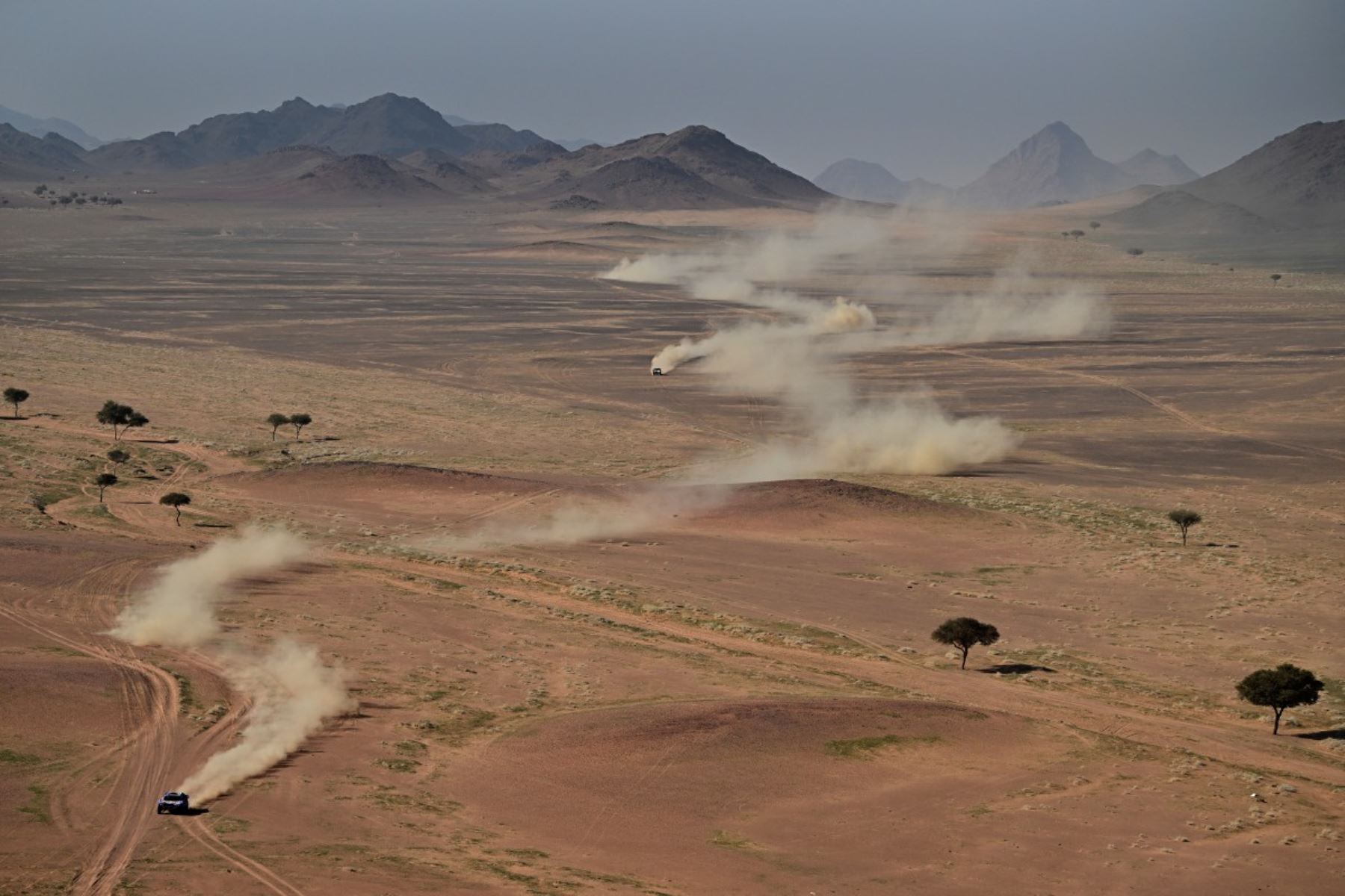 El desempeño colectivo de Dacia refuerza su protagonismo en esta edición del Dakar, consolidándose como uno de los equipos más sólidos de la prueba. La regularidad y el trabajo en conjunto se perfilan como factores decisivos en la recta final del rally más duro del mundo. Foto: AFP
