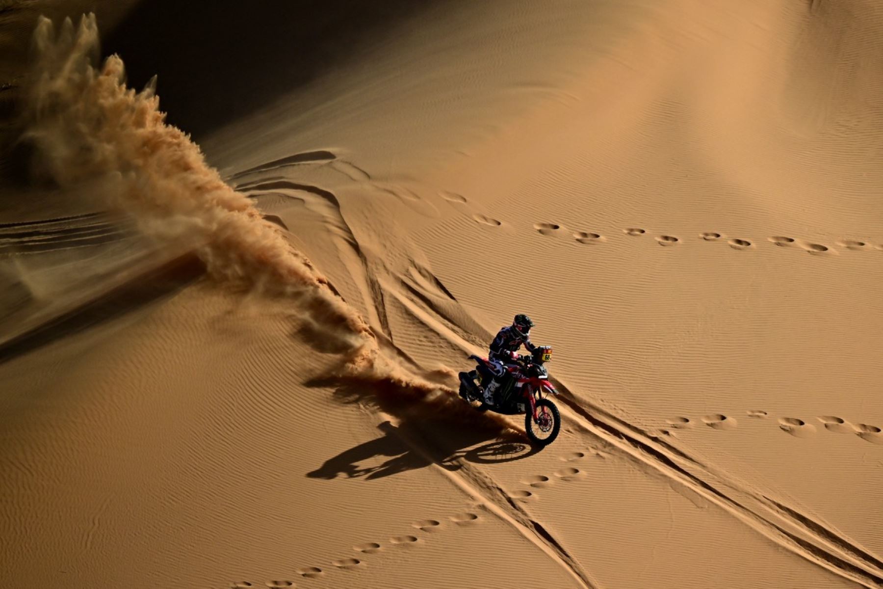 La competencia en el Rally Dakar 2026 entra en una fase decisiva con márgenes cada vez más ajustados tanto en autos como en motos. En coches, Nasser Al-Attiyah asumió el liderato tras una etapa clave, mientras que en motos la lucha por el título es mínima, con apenas segundos de diferencia entre los principales aspirantes, cuando resta una semana de intensa exigencia en el desierto saudí. Foto: AFP