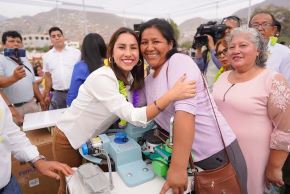 Usuarias del proyecto Mi Emprendimiento Mujer recibieron herramientas de trabajo por parte del Midis. Foto: MIDIS/Difusión.