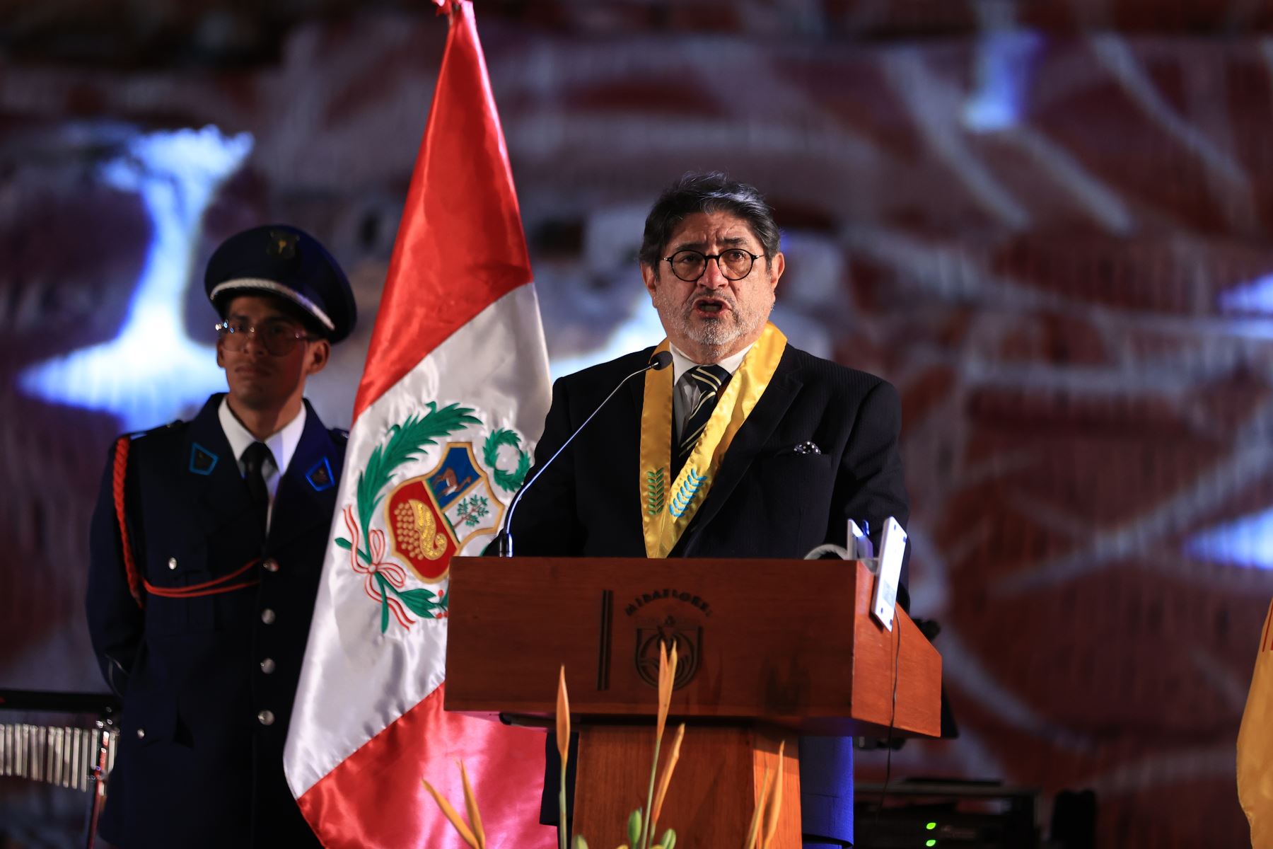 El distrito de Miraflores conmemoró su 169 aniversario de creación con una sesión solemne encabezada por el alcalde Carlos Canales. La ceremonia reunió a regidores, autoridades invitadas, representantes de diversos sectores y vecinos del distrito. En su discurso, el burgomaestre resaltó los principales logros y avances de su gestión, anunció próximas obras y proyectos, y se rindió un reconocimiento a miraflorinos y servidores que contribuyeron al desarrollo del distrito. Foto: ANDINA/Jhonel Rodríguez