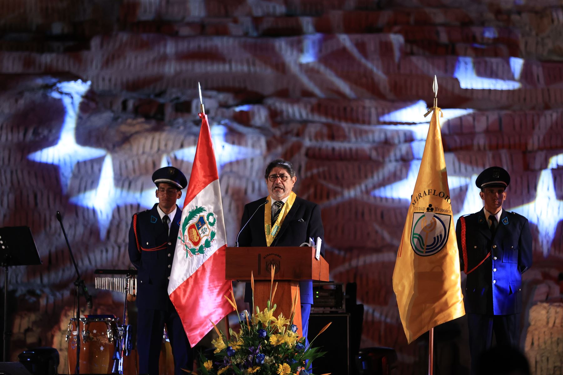 El distrito de Miraflores conmemoró su 169 aniversario de creación con una sesión solemne encabezada por el alcalde Carlos Canales. La ceremonia reunió a regidores, autoridades invitadas, representantes de diversos sectores y vecinos del distrito. En su discurso, el burgomaestre resaltó los principales logros y avances de su gestión, anunció próximas obras y proyectos, y se rindió un reconocimiento a miraflorinos y servidores que contribuyeron al desarrollo del distrito. Foto: ANDINA/Jhonel Rodríguez
