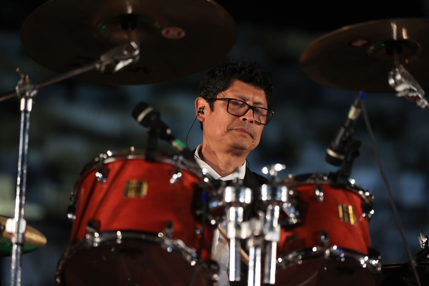 El distrito de Miraflores conmemoró su 169 aniversario de creación con una sesión solemne encabezada por el alcalde Carlos Canales. La ceremonia reunió a regidores, autoridades invitadas, representantes de diversos sectores y vecinos del distrito. En su discurso, el burgomaestre resaltó los principales logros y avances de su gestión, anunció próximas obras y proyectos, y se rindió un reconocimiento a miraflorinos y servidores que contribuyeron al desarrollo del distrito. Foto: ANDINA/Jhonel Rodríguez