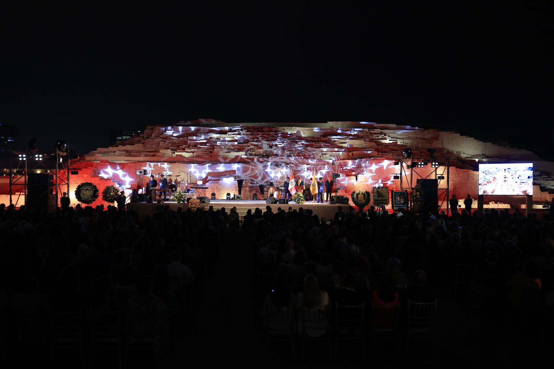 El distrito de Miraflores conmemoró su 169 aniversario de creación con una sesión solemne encabezada por el alcalde Carlos Canales. La ceremonia reunió a regidores, autoridades invitadas, representantes de diversos sectores y vecinos del distrito. En su discurso, el burgomaestre resaltó los principales logros y avances de su gestión, anunció próximas obras y proyectos, y se rindió un reconocimiento a miraflorinos y servidores que contribuyeron al desarrollo del distrito. Foto: ANDINA/Jhonel Rodríguez