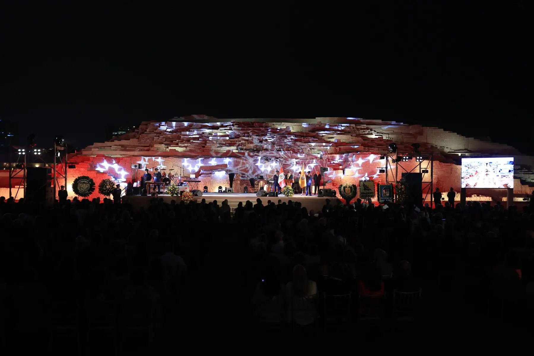 El distrito de Miraflores conmemoró su 169 aniversario de creación con una sesión solemne encabezada por el alcalde Carlos Canales. La ceremonia reunió a regidores, autoridades invitadas, representantes de diversos sectores y vecinos del distrito. En su discurso, el burgomaestre resaltó los principales logros y avances de su gestión, anunció próximas obras y proyectos, y se rindió un reconocimiento a miraflorinos y servidores que contribuyeron al desarrollo del distrito. Foto: ANDINA/Jhonel Rodríguez