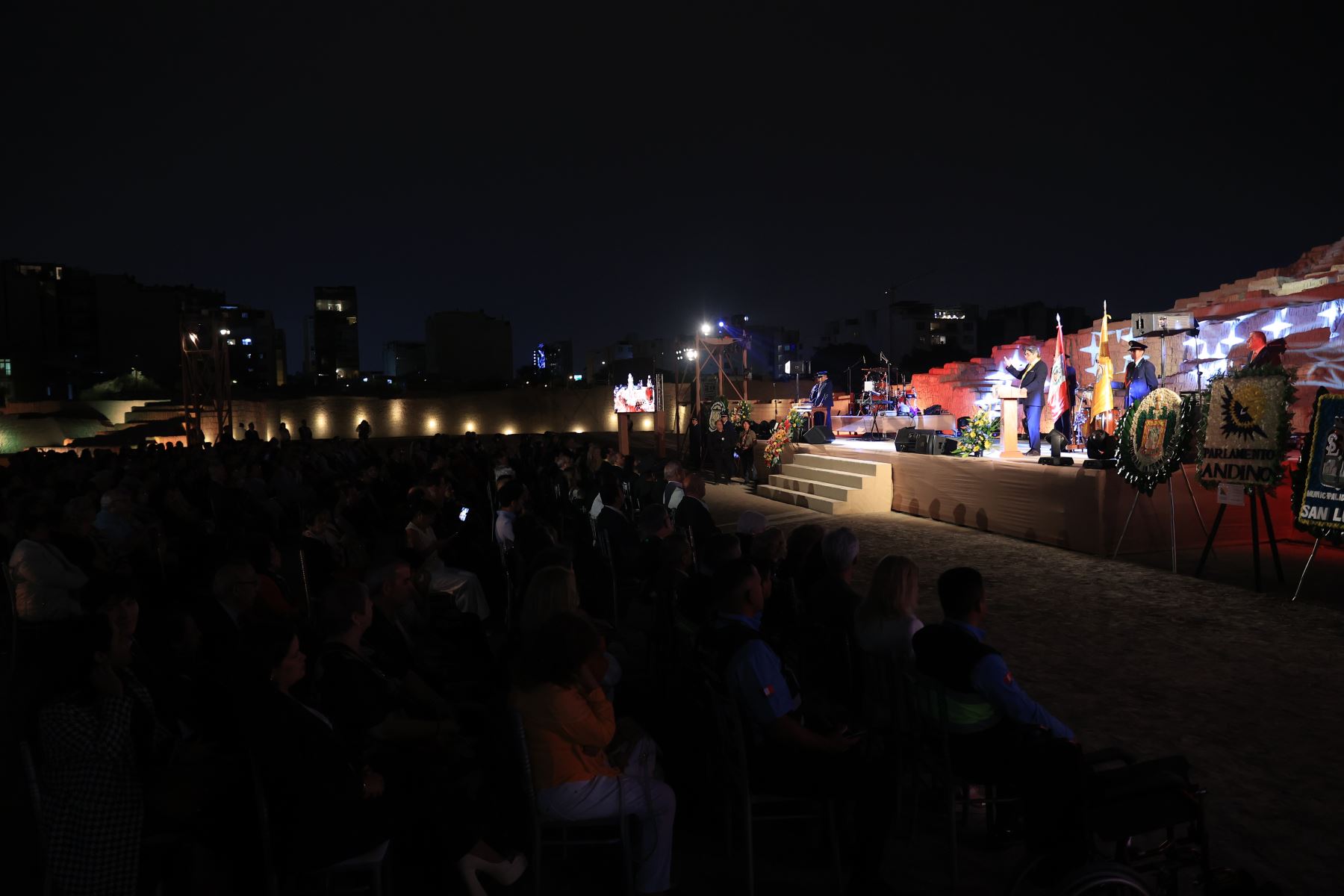 El distrito de Miraflores conmemoró su 169 aniversario de creación con una sesión solemne encabezada por el alcalde Carlos Canales. La ceremonia reunió a regidores, autoridades invitadas, representantes de diversos sectores y vecinos del distrito. En su discurso, el burgomaestre resaltó los principales logros y avances de su gestión, anunció próximas obras y proyectos, y se rindió un reconocimiento a miraflorinos y servidores que contribuyeron al desarrollo del distrito. Foto: ANDINA/Jhonel Rodríguez