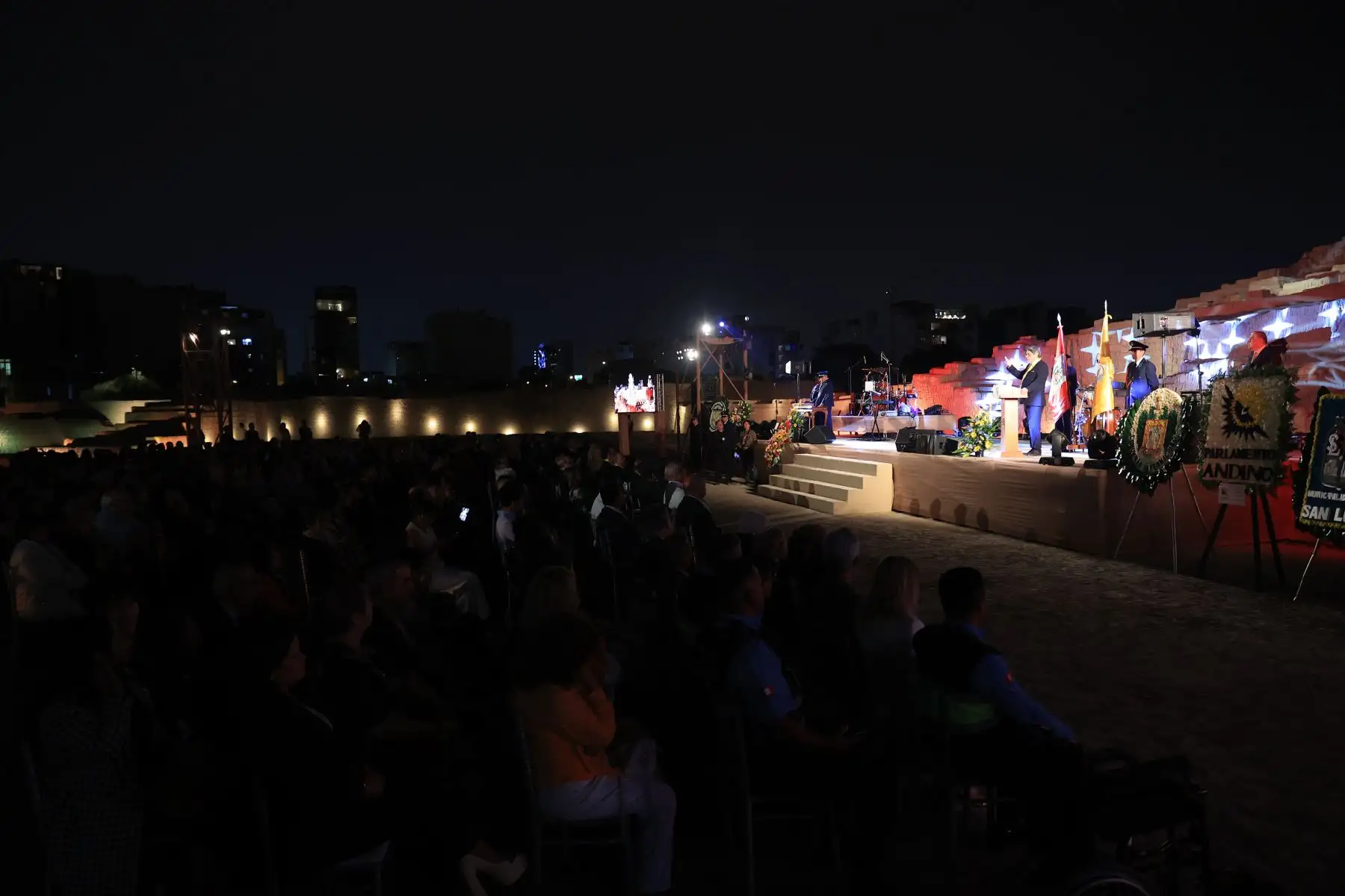 El distrito de Miraflores conmemoró su 169 aniversario de creación con una sesión solemne encabezada por el alcalde Carlos Canales. La ceremonia reunió a regidores, autoridades invitadas, representantes de diversos sectores y vecinos del distrito. En su discurso, el burgomaestre resaltó los principales logros y avances de su gestión, anunció próximas obras y proyectos, y se rindió un reconocimiento a miraflorinos y servidores que contribuyeron al desarrollo del distrito. Foto: ANDINA/Jhonel Rodríguez