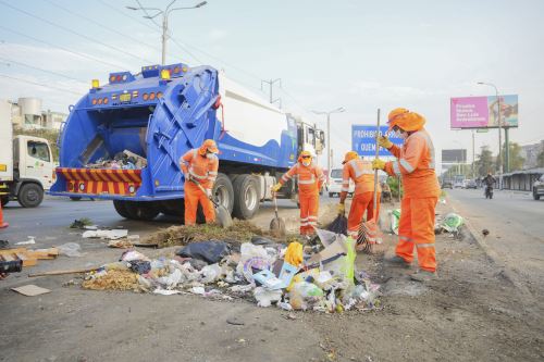 Municipalidad de Lima intensifica limpieza integral en la vía Panamericana, en el marco del Plan Verano 2026. Foto: Difusión