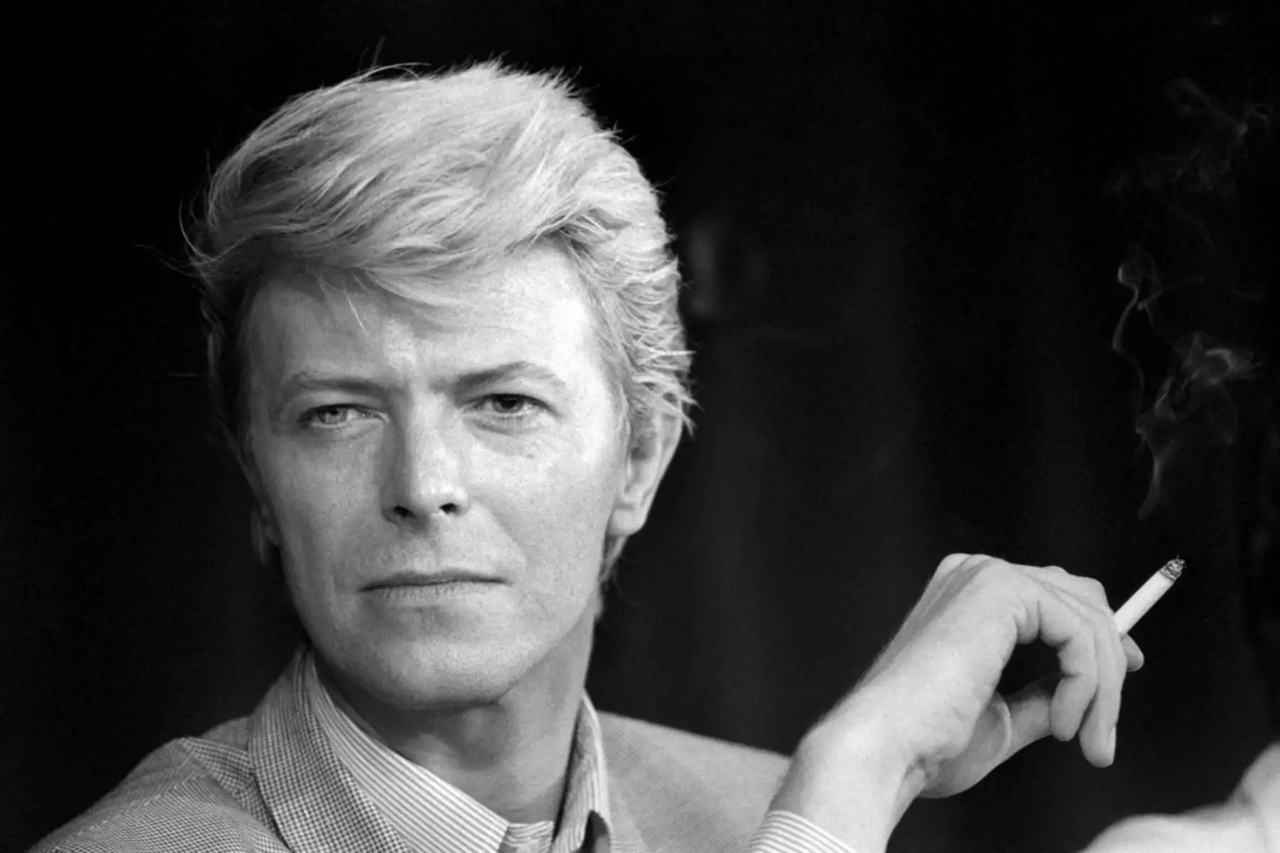 Un retrato tomado el 11 de mayo de 1983 muestra al cantante británico David Bowie durante una conferencia de prensa en el 36o Festival de Cine de Cannes. Es el actor principal de la película "Furyo (Feliz Navidad Sr. Lawrence)", selección oficial en Cannes. El icono de la música británica David Bowie murió de cáncer a los 69 años el 10 de enero de 2016, dibujando una efusión de homenajes a la innovadora estrella famosa por éxitos innovadores como "Ziggy Stardust" y su estilo teatral que cambia de forma. (Fo