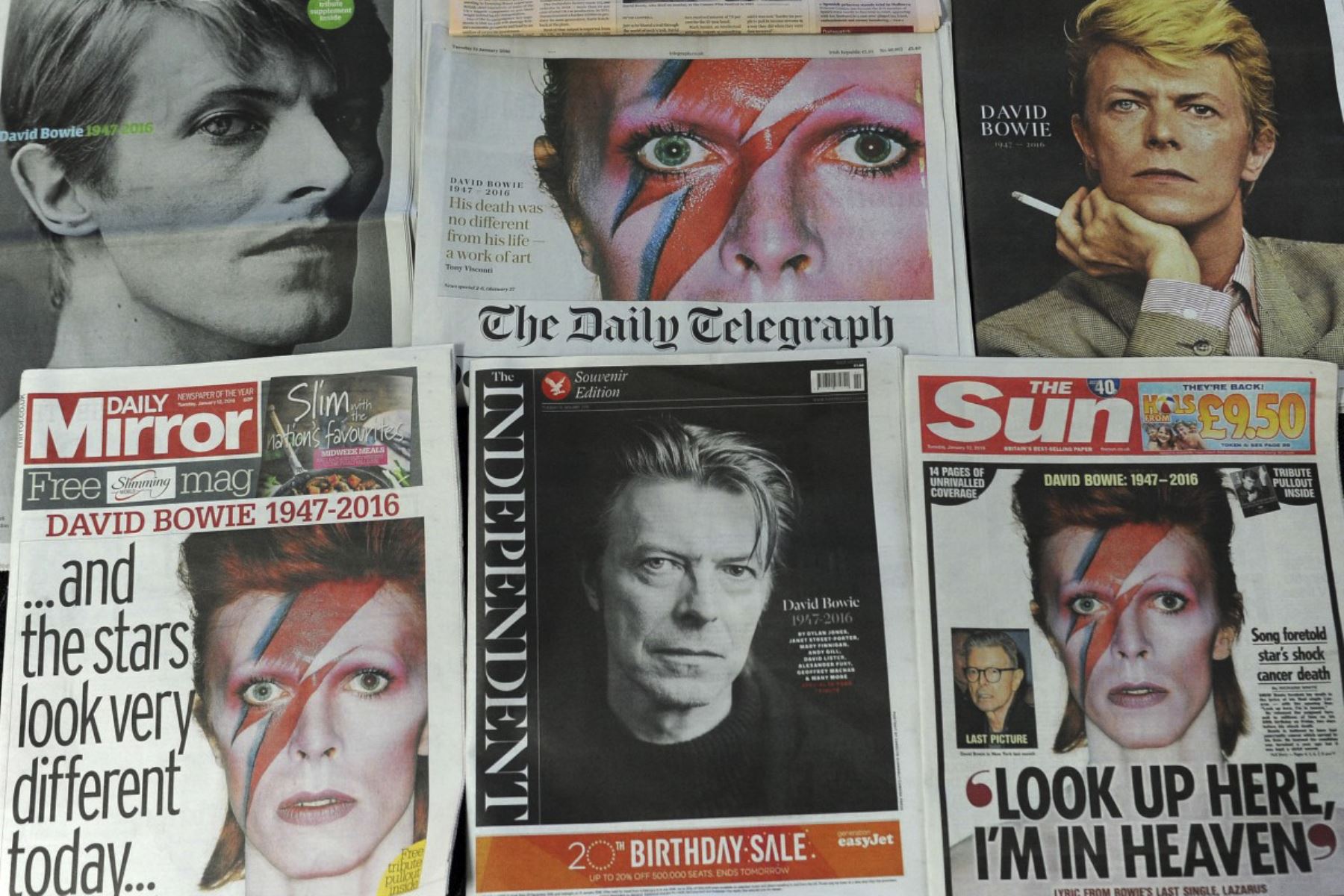Un arreglo de periódicos británicos fotografiado en Londres el 12 de enero de 2016 muestra las portadas dominadas por la noticia de la muerte del músico británico David Bowie. El icono de la música británica David Bowie murió de cáncer a los 69 años el 10 de enero de 2016, dibujando una efusión de homenajes a la innovadora estrella famosa por éxitos innovadores como "Ziggy Stardust" y su estilo teatral que cambia de forma. (Foto de Robert BODMAN / AFP)