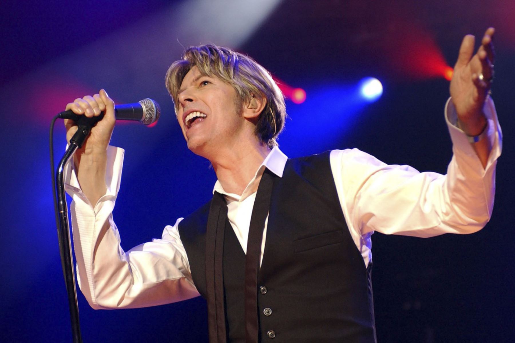 El cantante británico David Bowie actúa el 1 de julio de 2002 en París durante su único concierto en París. El icono de la música británica David Bowie murió de cáncer a los 69 años el 10 de enero de 2016, dibujando una efusión de homenajes a la innovadora estrella famosa por éxitos innovadores como "Ziggy Stardust" y su estilo teatral que cambia de forma. (Foto de Bertrand GUAY / AFP)