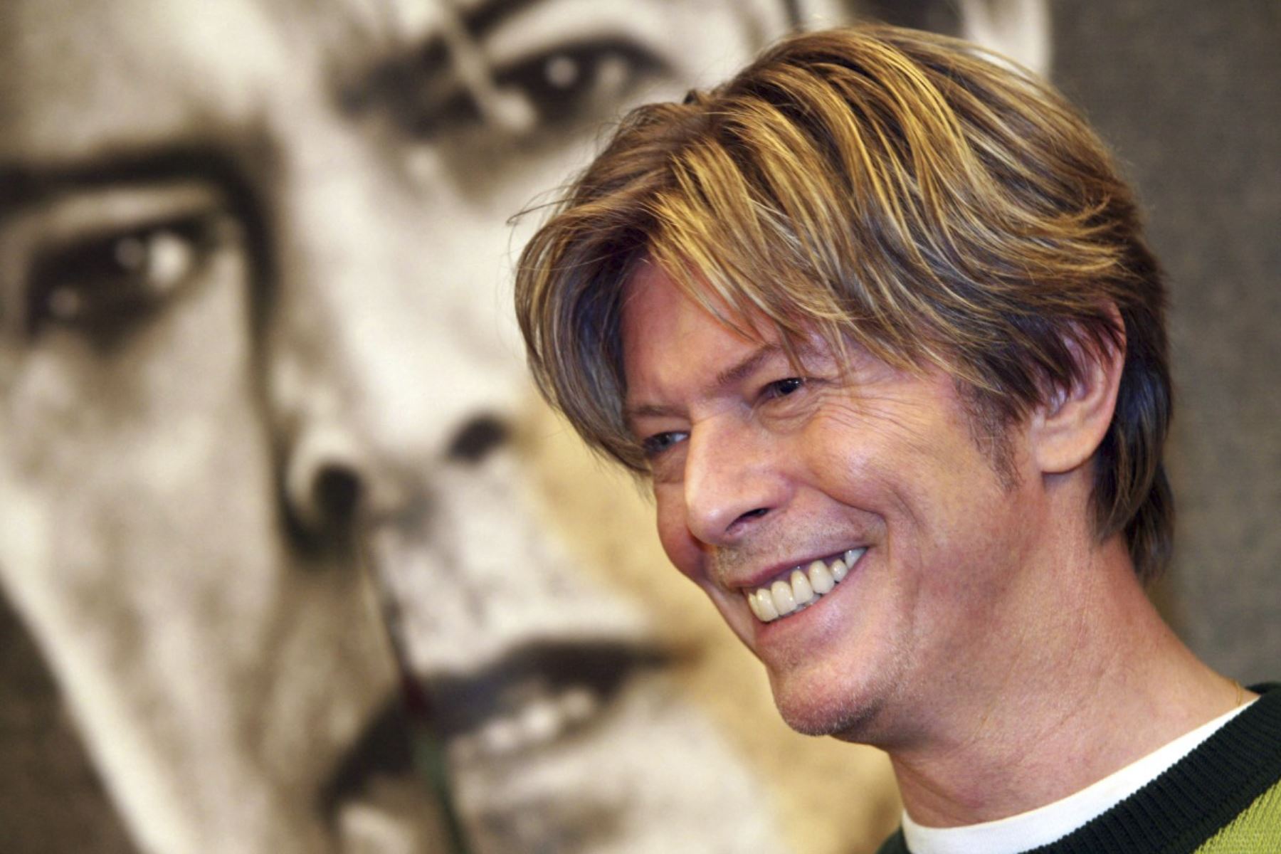 El cantante británico David Bowie sonríe durante una firma de CD el 10 de septiembre de 2002 en París, antes de sus próximos conciertos en la capital francesa el 24 y 25 de septiembre. El icono de la música británica David Bowie murió de cáncer a los 69 años el 10 de enero de 2016, dibujando una efusión de homenajes a la innovadora estrella famosa por éxitos innovadores como "Ziggy Stardust" y su estilo teatral que cambia de forma. (Foto de FRANCK FIFE / AFP)