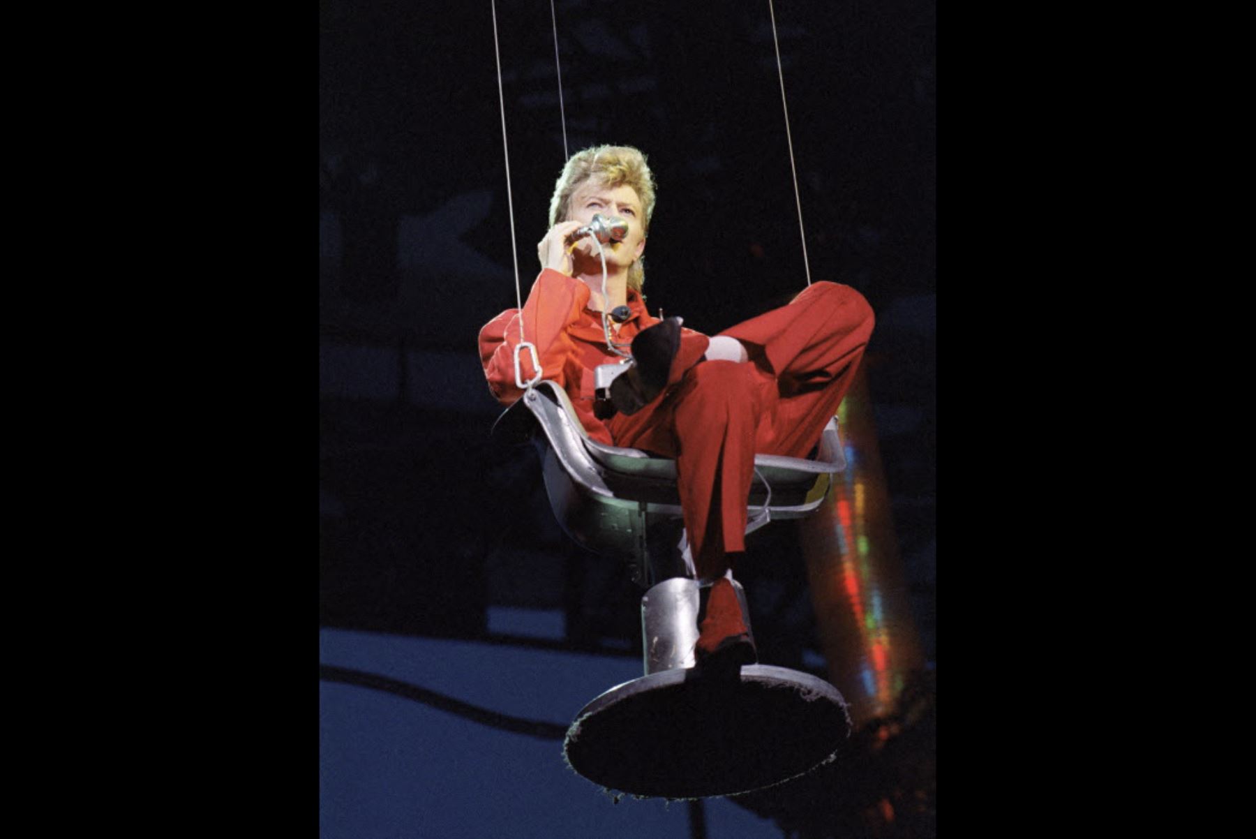 El cantante británico David Bowie actúa en el escenario durante un concierto, el 3 de julio de 1987, en La Courneuve. (Foto de Bertrand GUAY / AFP)