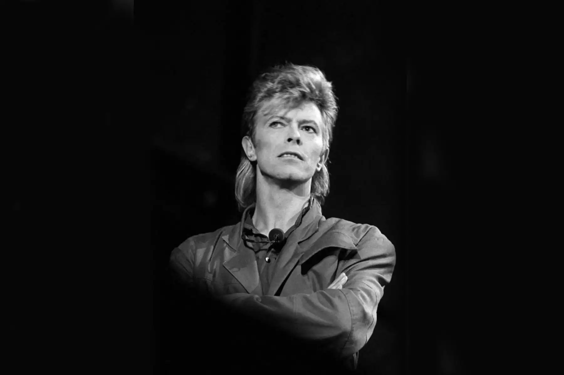 El cantante británico David Bowie actúa en el escenario durante un concierto en La Courneuve el 3 de julio de 1987. (Foto de Bertrand GUAY / AFP)
