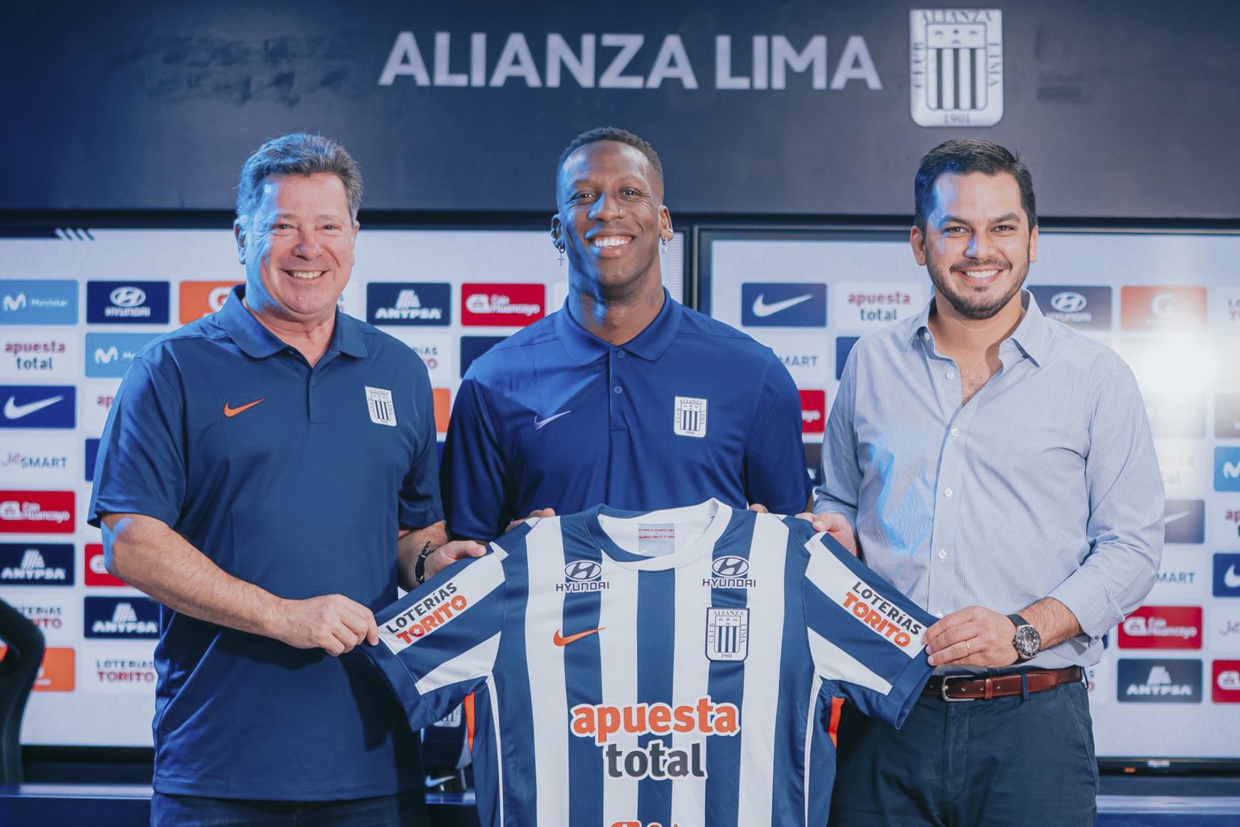 El lateral peruano, Luis Advíncula, fue presentado como nuevo jugador de Alianza Lima. El 
