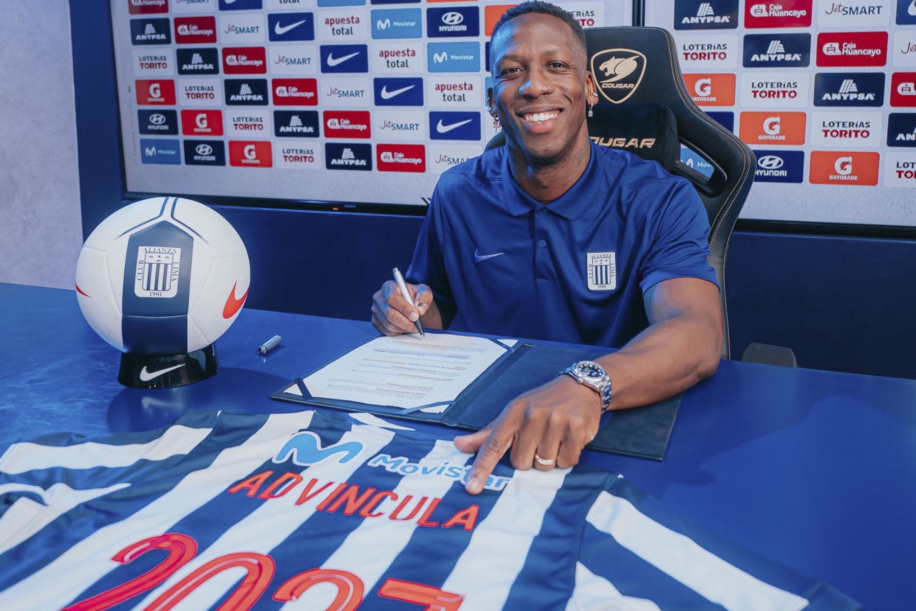 El lateral peruano, Luis Advíncula, fue presentado como nuevo jugador de Alianza Lima. El 