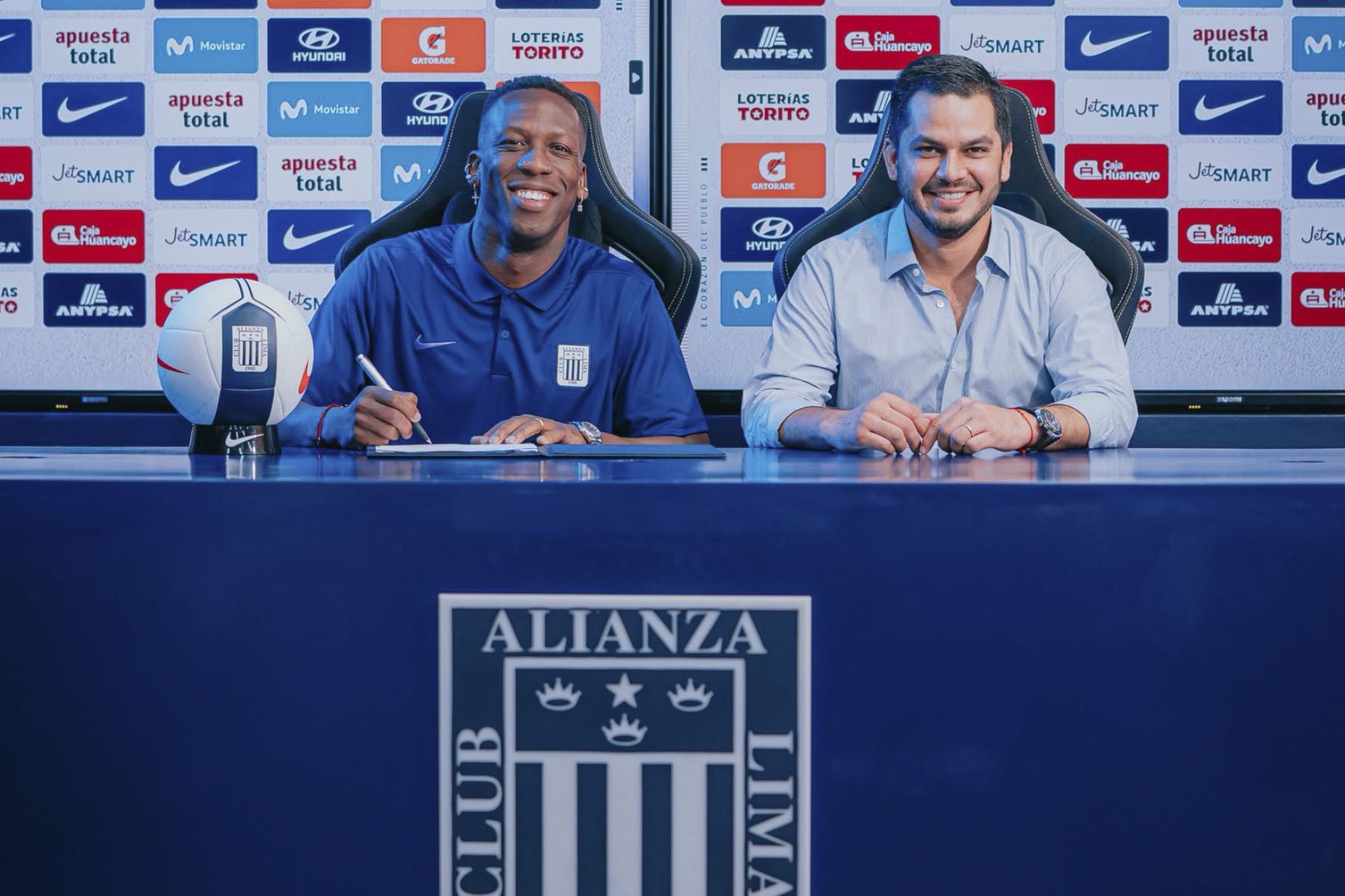 El lateral peruano, Luis Advíncula, fue presentado como nuevo jugador de Alianza Lima. El 