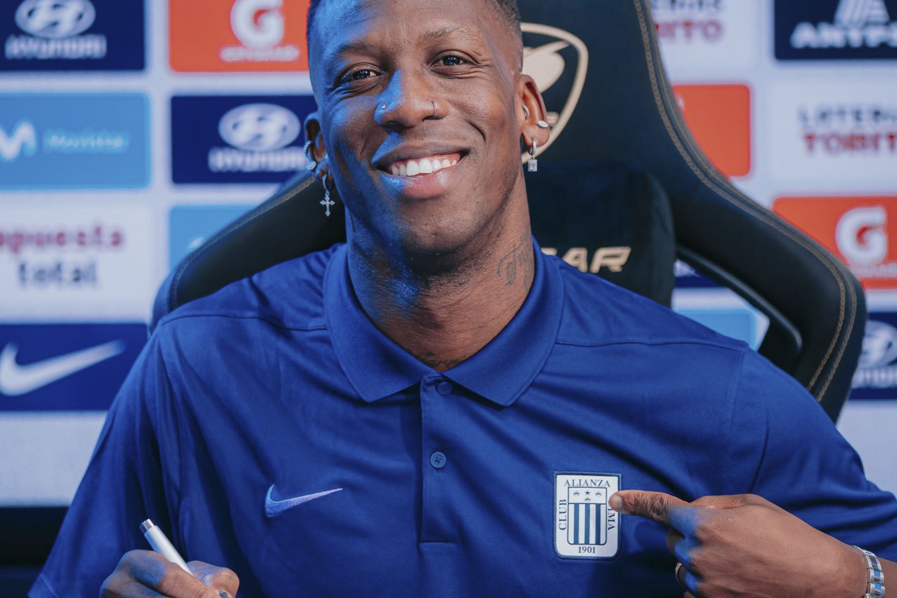 El lateral peruano, Luis Advíncula, fue presentado como nuevo jugador de Alianza Lima. El 