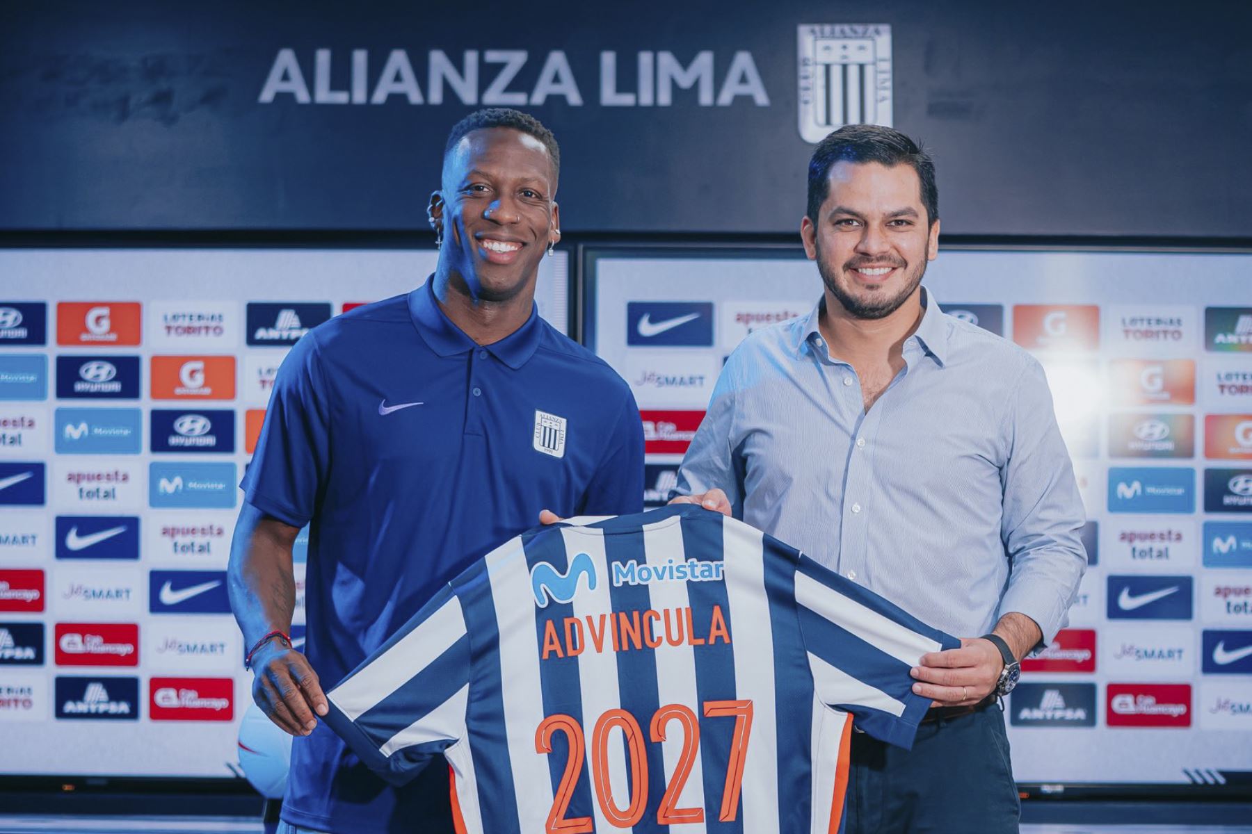 El lateral peruano, Luis Advíncula, fue presentado como nuevo jugador de Alianza Lima. El 