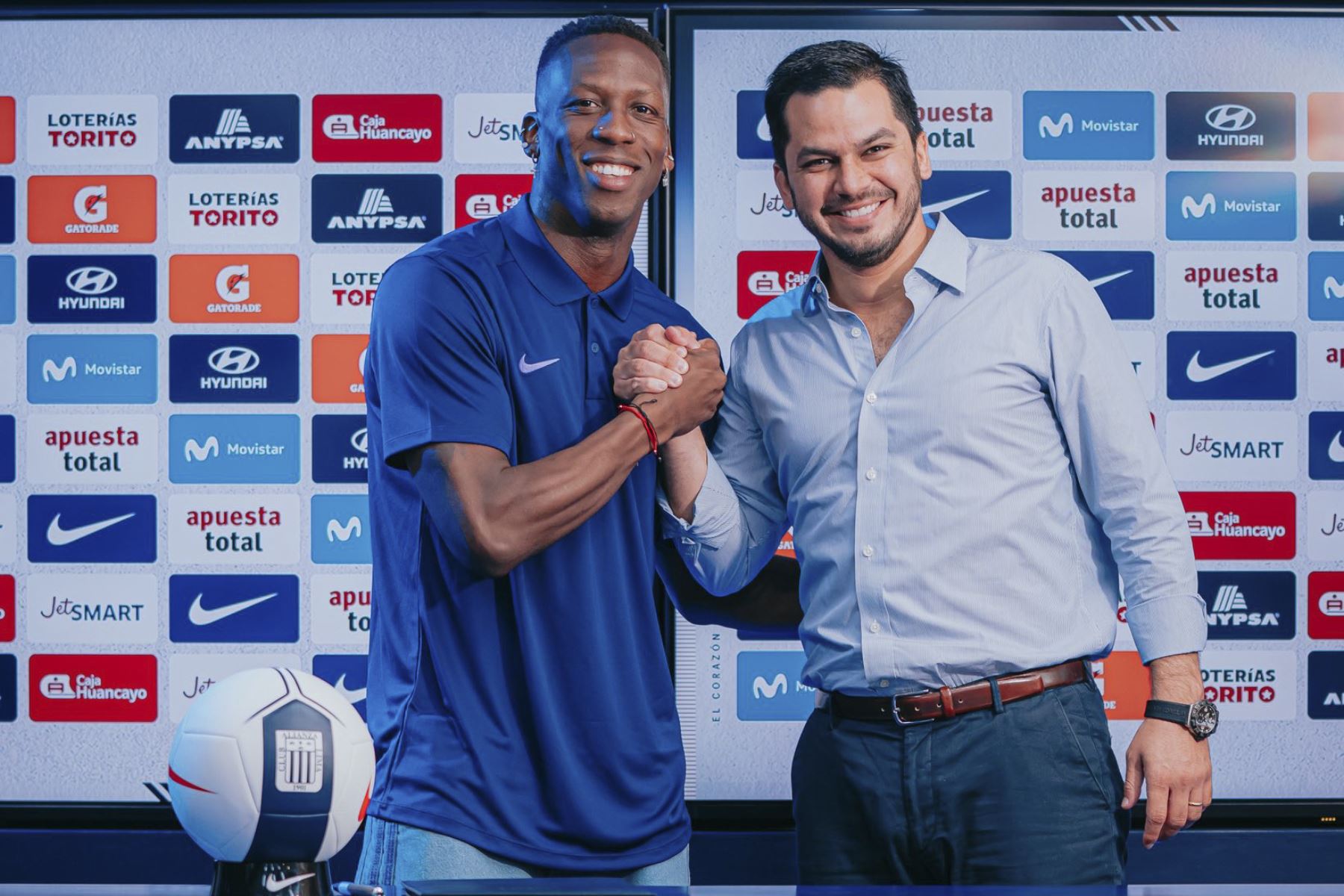 El lateral peruano, Luis Advíncula, fue presentado como nuevo jugador de Alianza Lima. El 