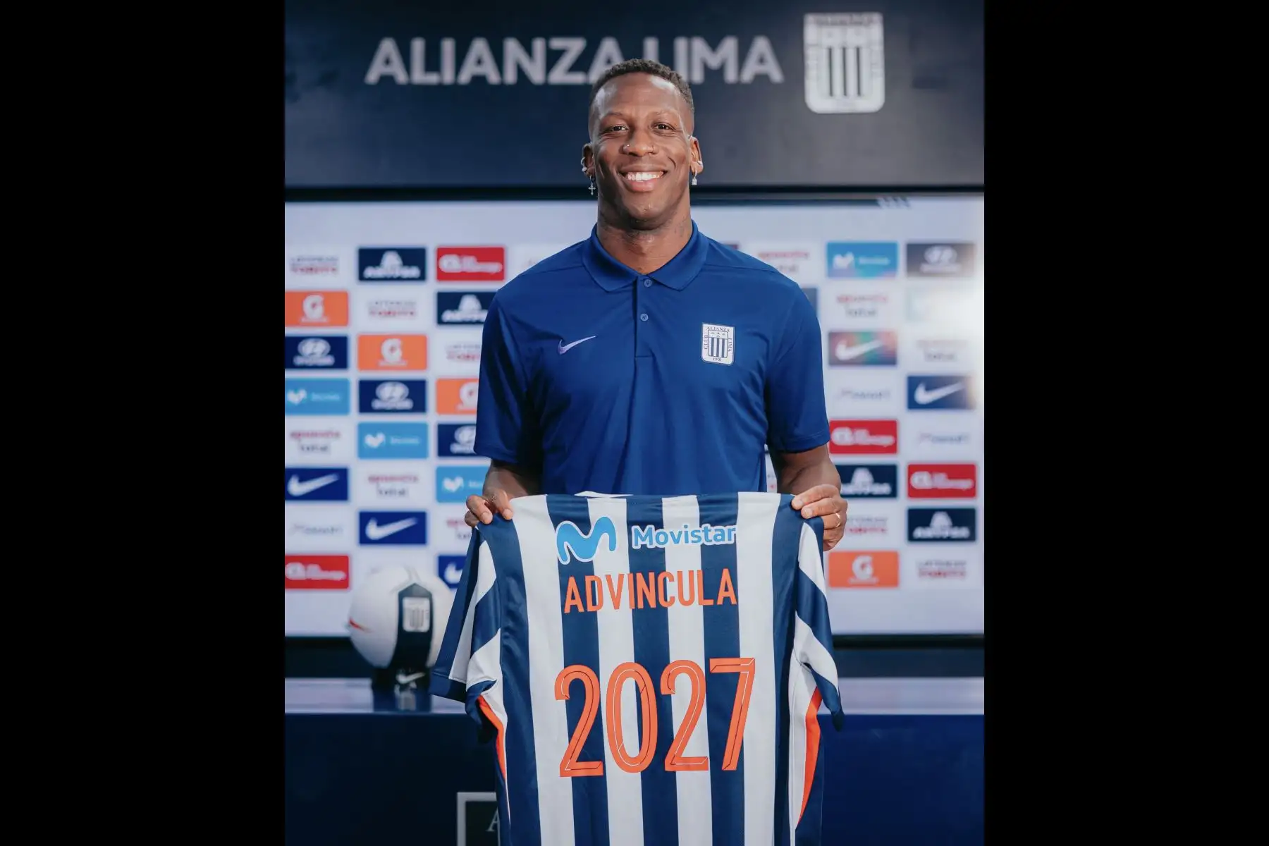 El lateral peruano, Luis Advíncula, fue presentado como nuevo jugador de Alianza Lima. El 