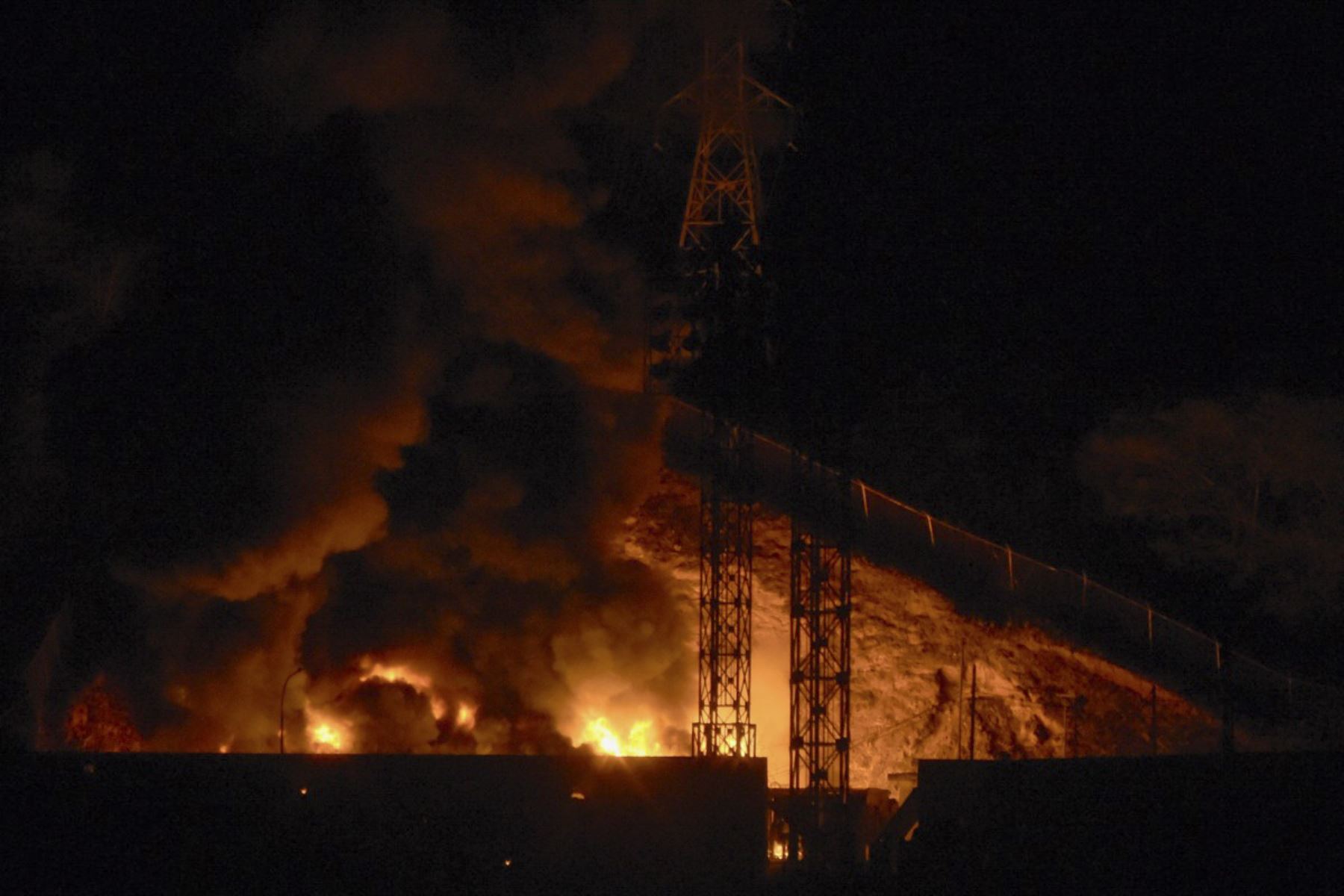 Imagen del incendio en Fuerte Tiuna, el complejo militar más grande de Venezuela, después de una serie de explosiones en Caracas el 3 de enero de 2026. Fuertes explosiones, acompañadas de sonidos parecidos a sobrevuelos de aviones, se escucharon en Caracas alrededor de las 2:00 a. m. (0600 GMT) del 3 de enero, informó un periodista de AFP. Foto: AFP