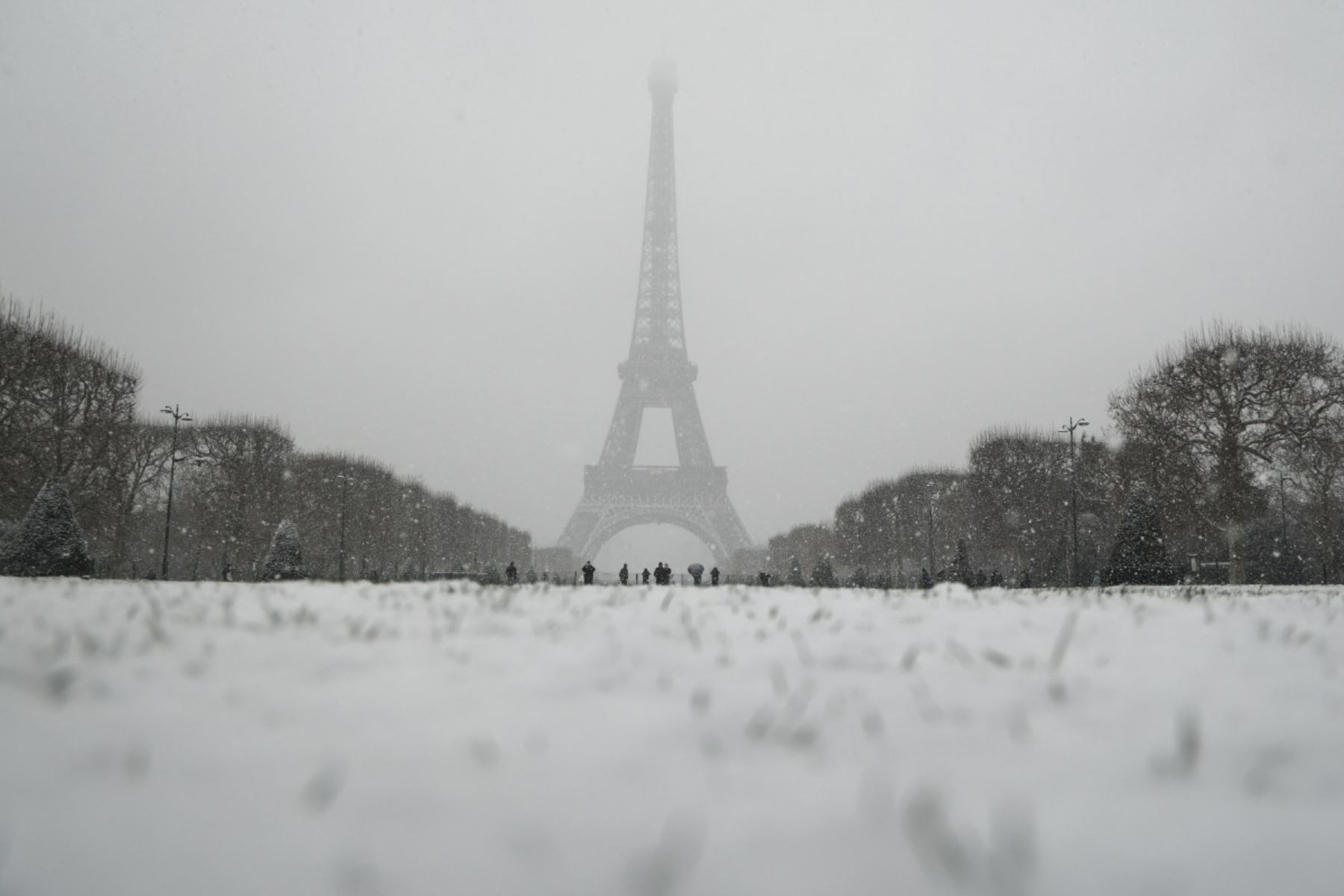 Los Campos de Marte están cubiertos de nieve, cerca de la Torre Eiffel en París el 5 de enero de 2026. (Foto de Ludovic MARIN / AFP)