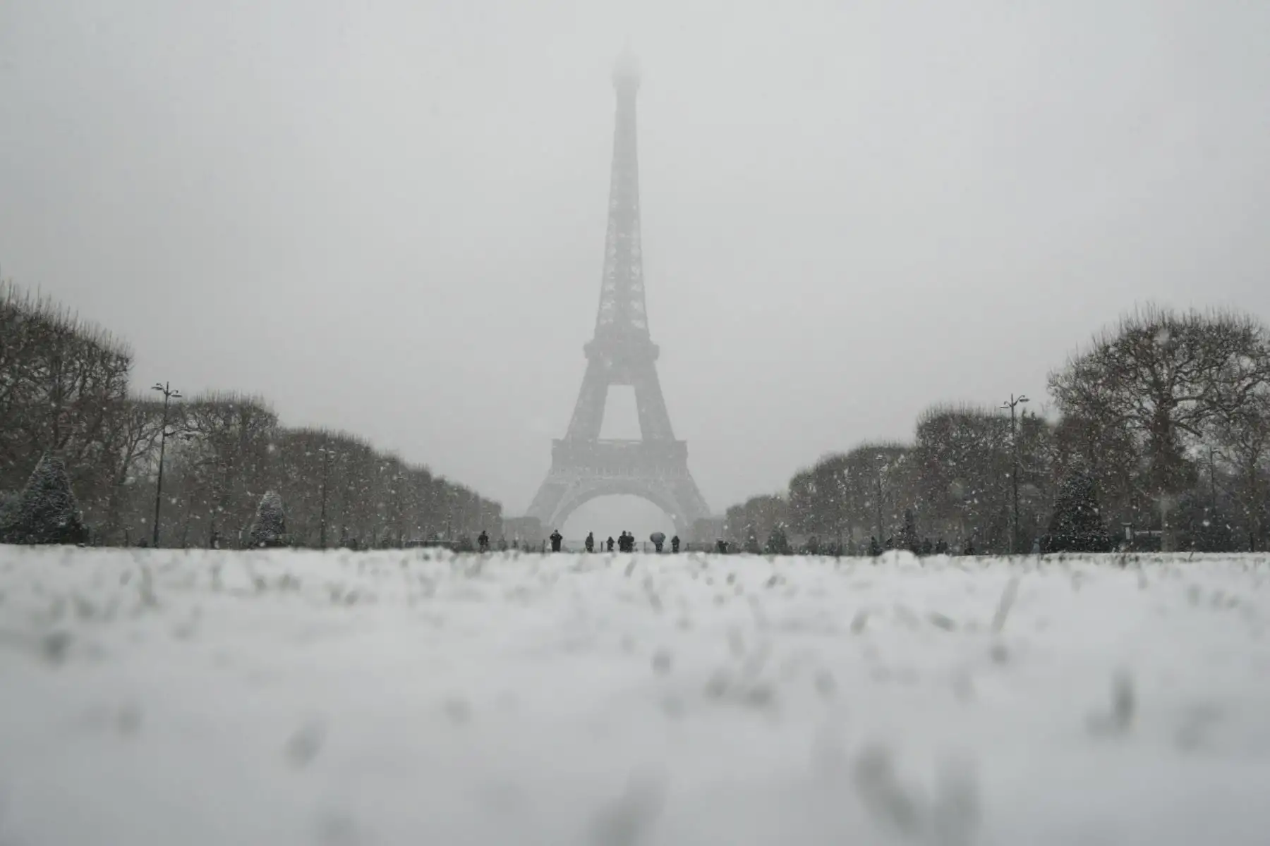 Los Campos de Marte están cubiertos de nieve, cerca de la Torre Eiffel en París el 5 de enero de 2026. (Foto de Ludovic MARIN / AFP)