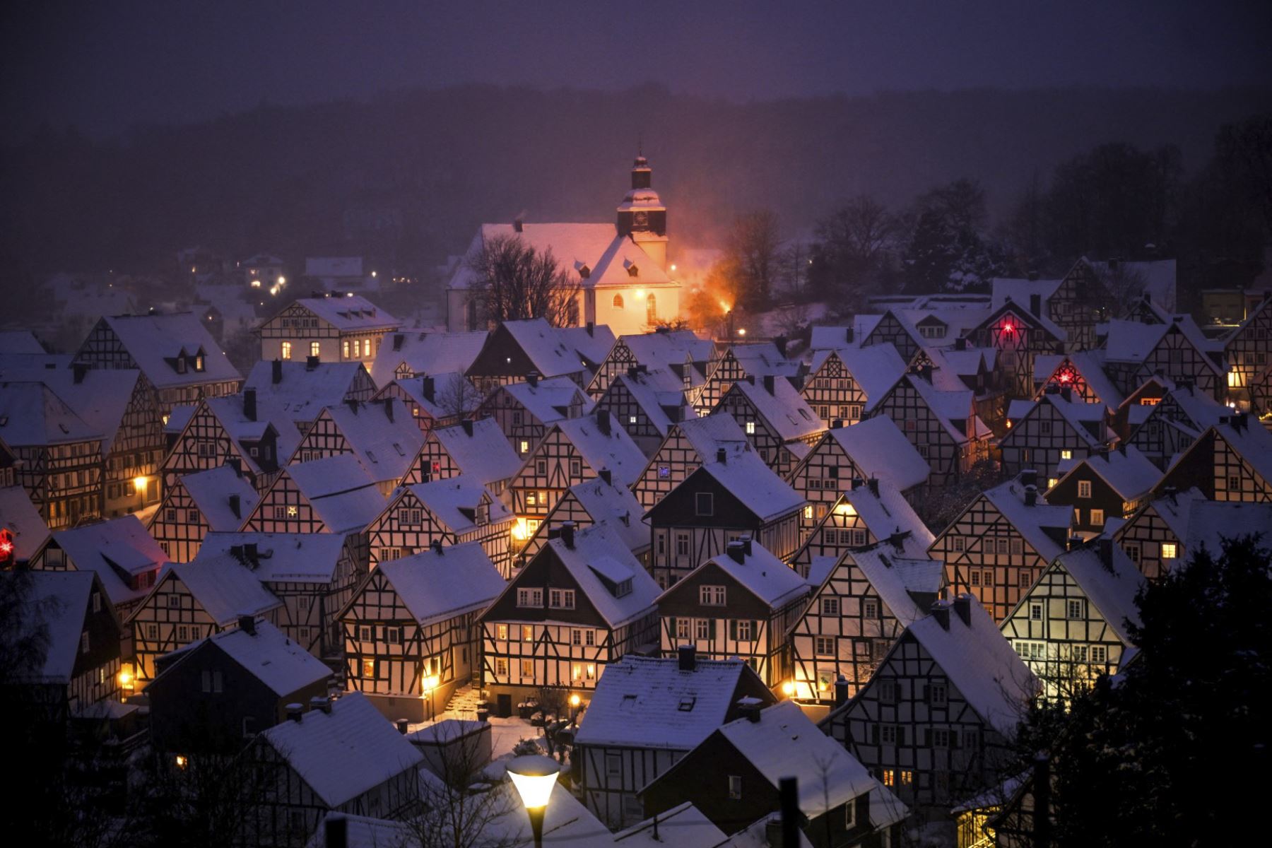 La foto tomada el 7 de enero de 2026 muestra el monumento arquitectónico "Alter Flecken" con 80 casas de madera en el casco antiguo de Freudenberg, al oeste de Alemania. (Foto de Ina FASSBENDER / AFP)
