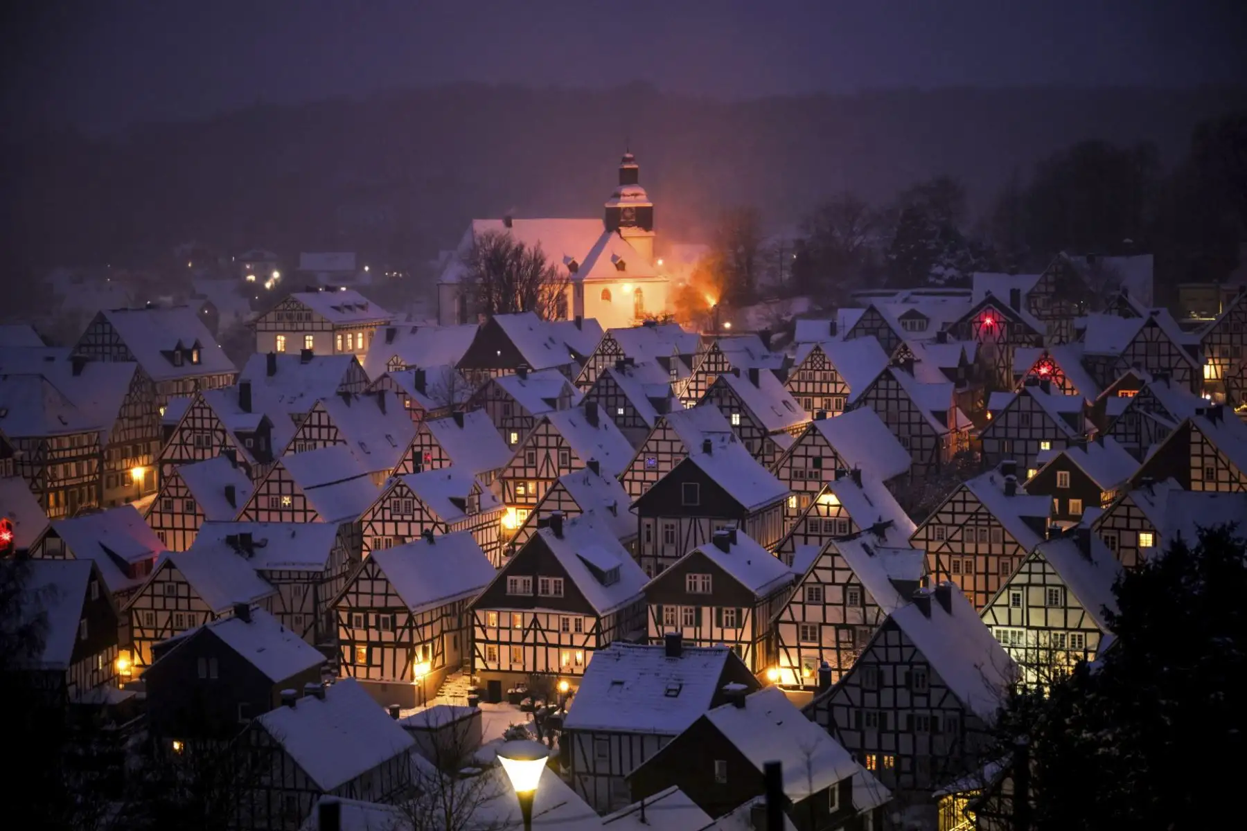 La foto tomada el 7 de enero de 2026 muestra el monumento arquitectónico "Alter Flecken" con 80 casas de madera en el casco antiguo de Freudenberg, al oeste de Alemania. (Foto de Ina FASSBENDER / AFP)