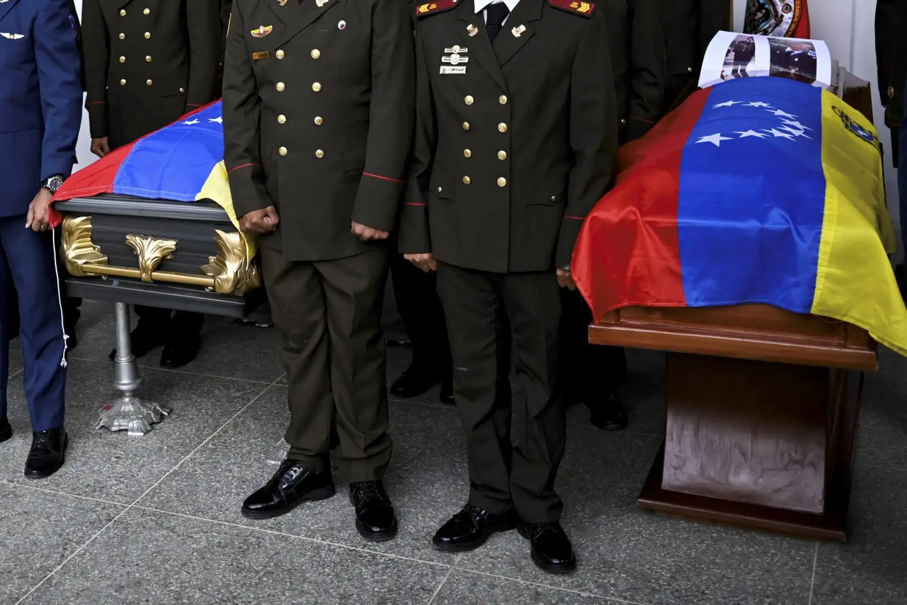 Miembros de las fuerzas armadas venezolanas se encuentran junto a los ataúdes de los soldados asesinados durante la captura del presidente venezolano Nicolás Maduro y su esposa Cilia Flores por las fuerzas estadounidenses, durante el funeral en Caracas el 7 de enero de 2026. Foto: AFP