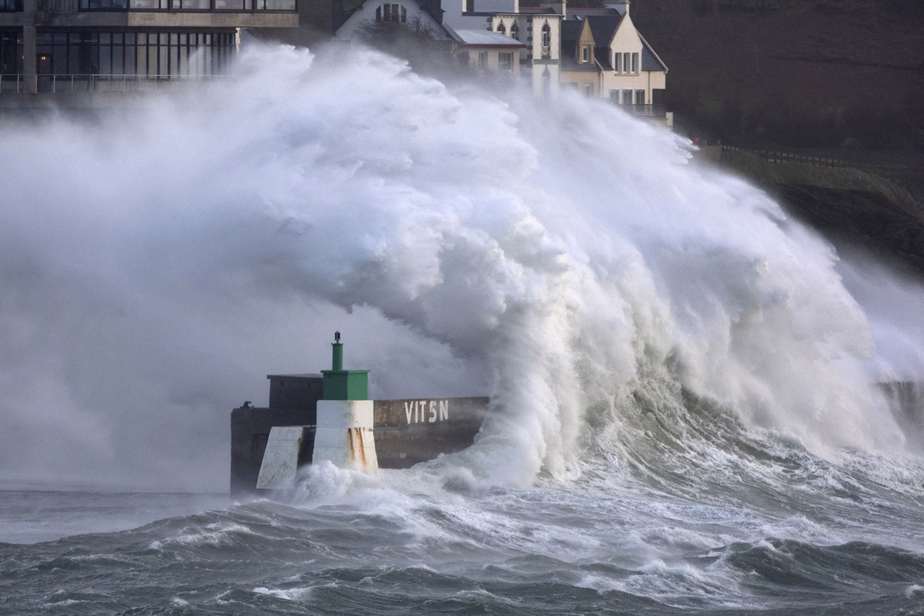 Una enorme ola se estrella en el embarcadero del puerto de Le Conquet, al oeste de Francia, el 8 de enero de 2026, cuando se anuncia que la tormenta Goretti se acercará a las costas del norte de Francia. Foto: AFP
