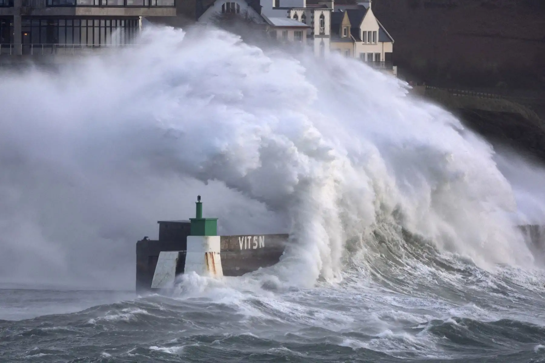Una enorme ola se estrella en el embarcadero del puerto de Le Conquet, al oeste de Francia, el 8 de enero de 2026, cuando se anuncia que la tormenta Goretti se acercará a las costas del norte de Francia. Foto: AFP