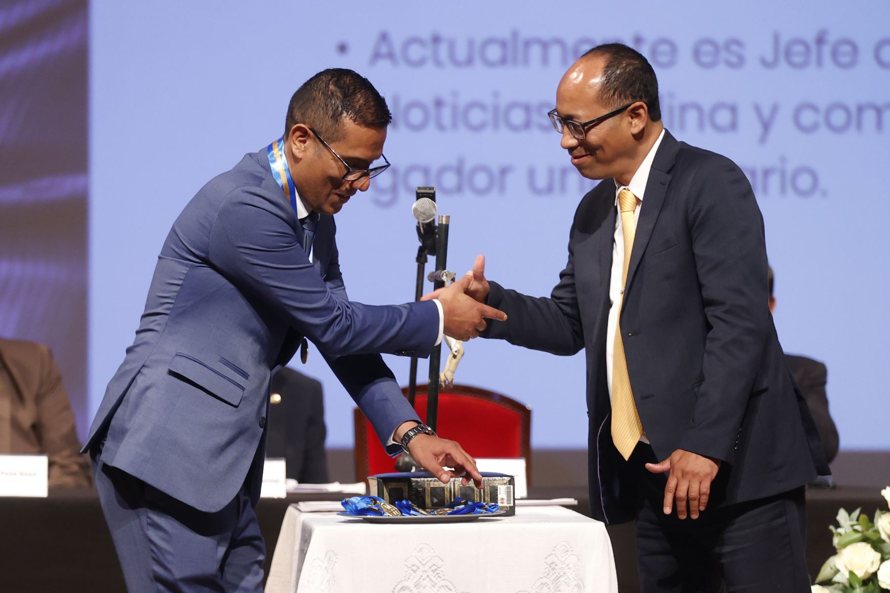 Paulo Grijalva Purizaga Juramenta a Armando Ávalos Espichán como director de actividades Profesionales de decano del Consejo Directivo Nacional y del Consejo Departamental de Lima del Colegio de Periodistas del Perú para el periodo 2026–2027.
Foto: ANDINA/Vidal Tarqui