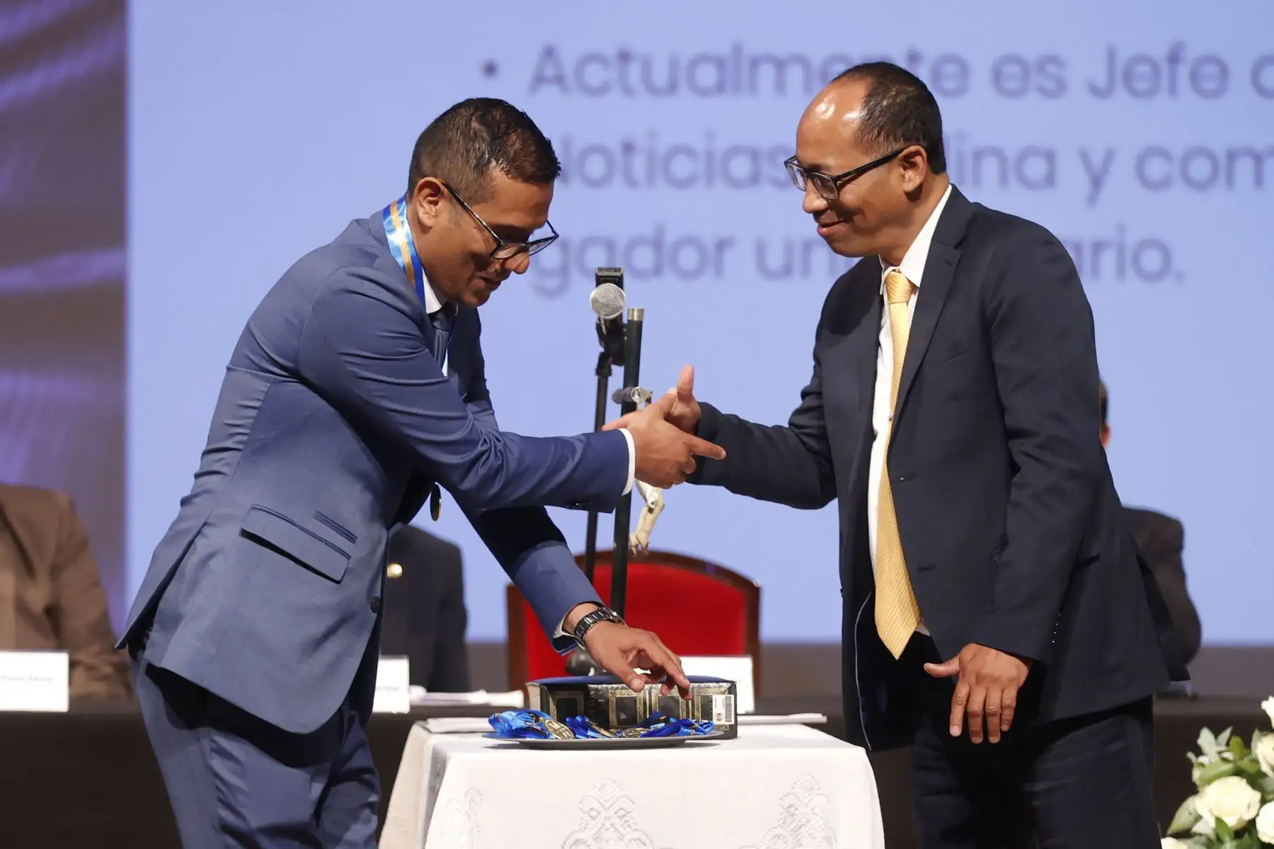 Paulo Grijalva Purizaga Juramenta a Armando Ávalos Espichán como director de actividades Profesionales de decano del Consejo Directivo Nacional y del Consejo Departamental de Lima del Colegio de Periodistas del Perú para el periodo 2026–2027.
Foto: ANDINA/Vidal Tarqui