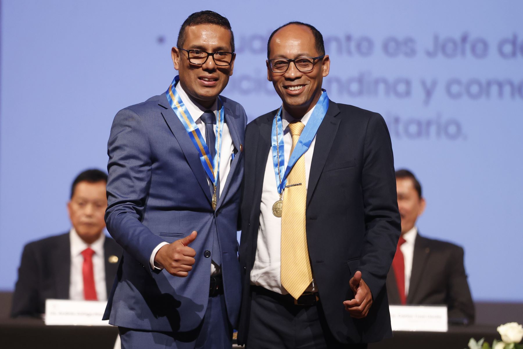 Paulo Grijalva Purizaga Juramenta a Armando Ávalos Espichán como director de actividades Profesionales de decano del Consejo Directivo Nacional y del Consejo Departamental de Lima del Colegio de Periodistas del Perú para el periodo 2026–2027.
Foto: ANDINA/Vidal Tarqui