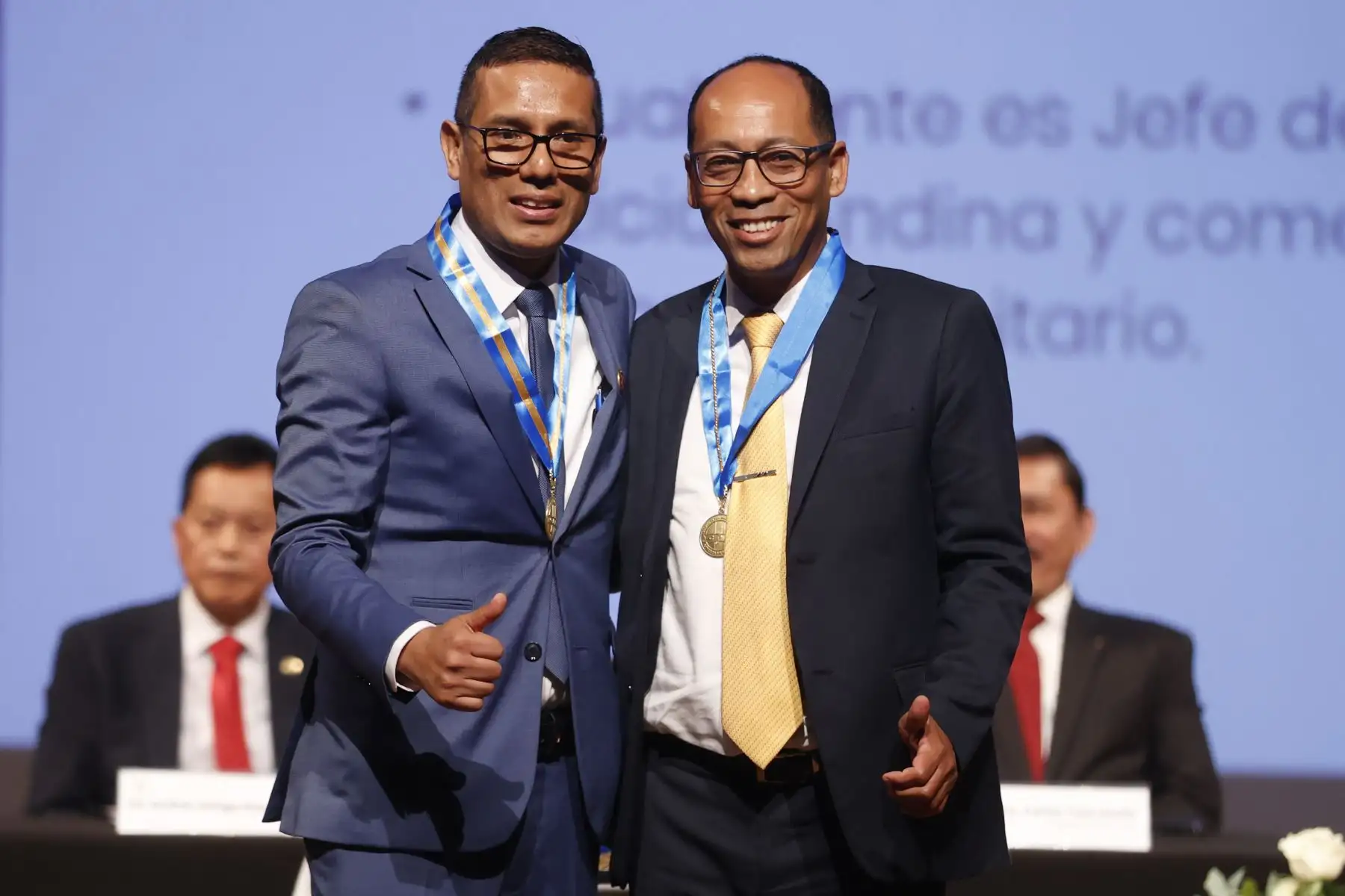 Paulo Grijalva Purizaga Juramenta a Armando Ávalos Espichán como director de actividades Profesionales de decano del Consejo Directivo Nacional y del Consejo Departamental de Lima del Colegio de Periodistas del Perú para el periodo 2026–2027.
Foto: ANDINA/Vidal Tarqui