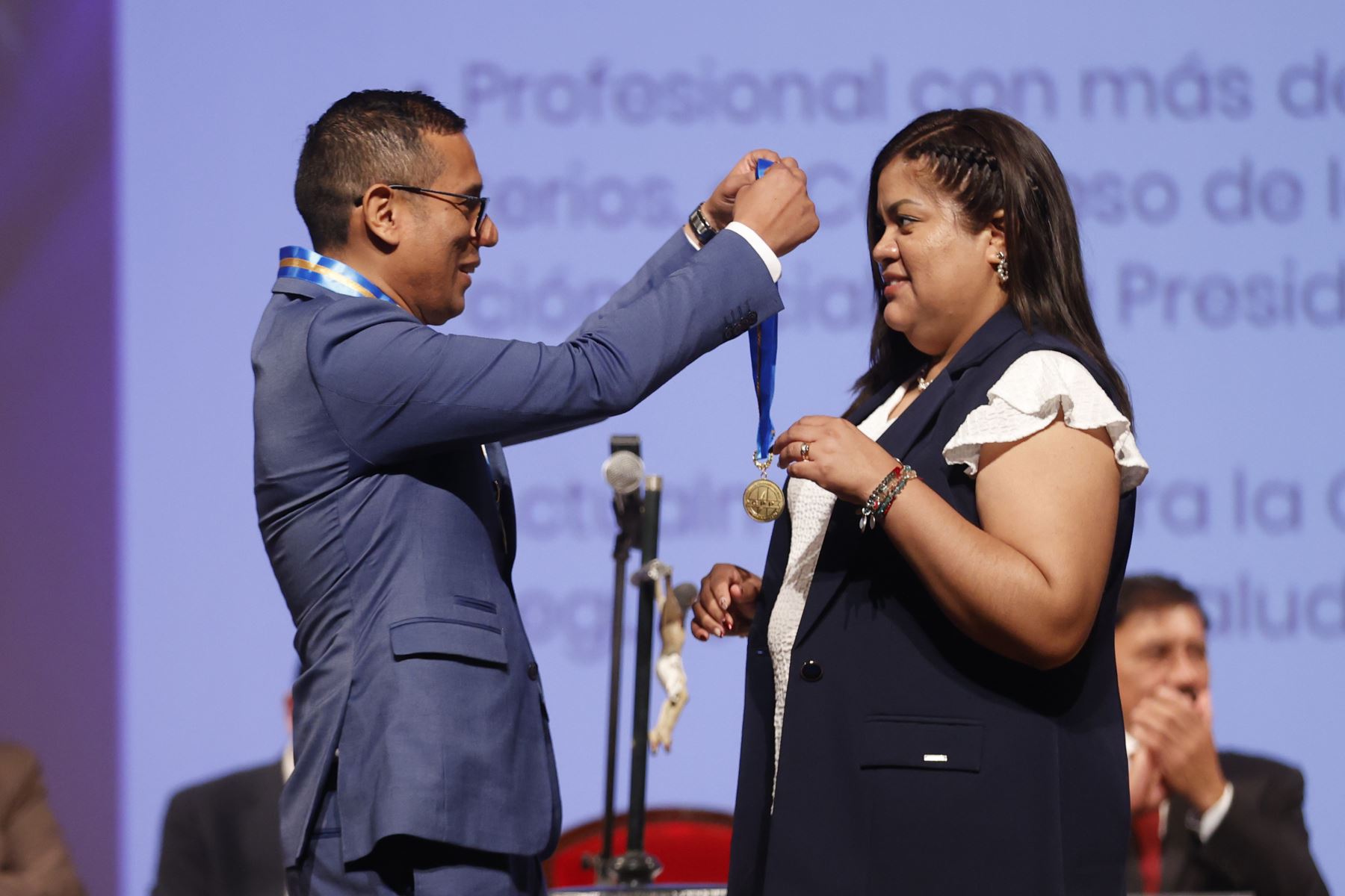 Paulo Grijalva Purizaga Juramenta a Karol Donayre Muñoz como directora de Responsabilidad Social de decano del Consejo Directivo Nacional y del Consejo Departamental de Lima del Colegio de Periodistas del Perú para el periodo 2026–2027.
Foto: ANDINA/Vidal Tarqui