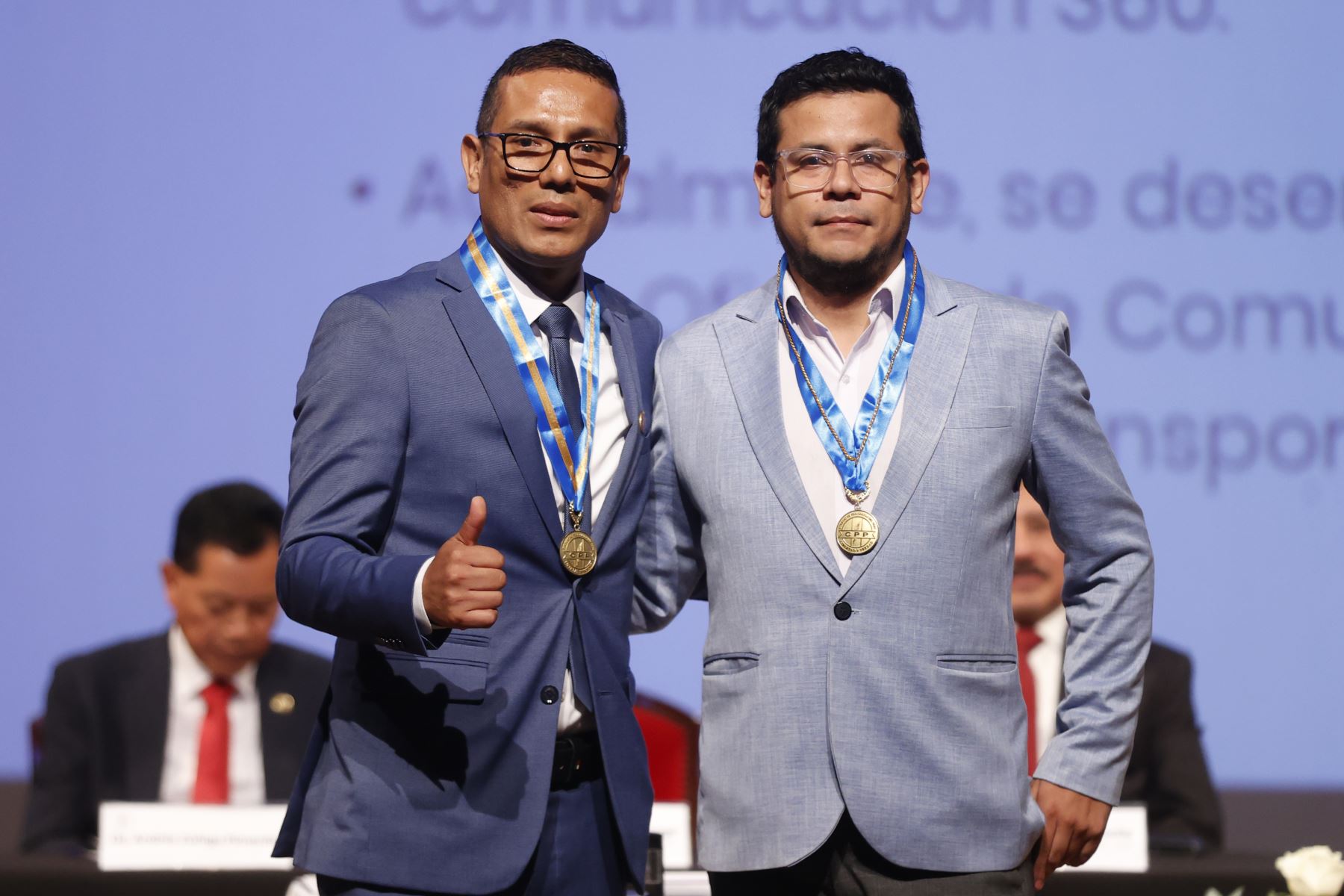 Paulo Grijalva Purizaga Juramenta a Leonardo Cabrera Vargas como delegado ante el Consejo Nacional de actividades Profesionales de decano del Consejo Directivo Nacional y del Consejo Departamental de Lima del Colegio de Periodistas del Perú para el periodo 2026–2027.
Foto: ANDINA/Vidal Tarqui