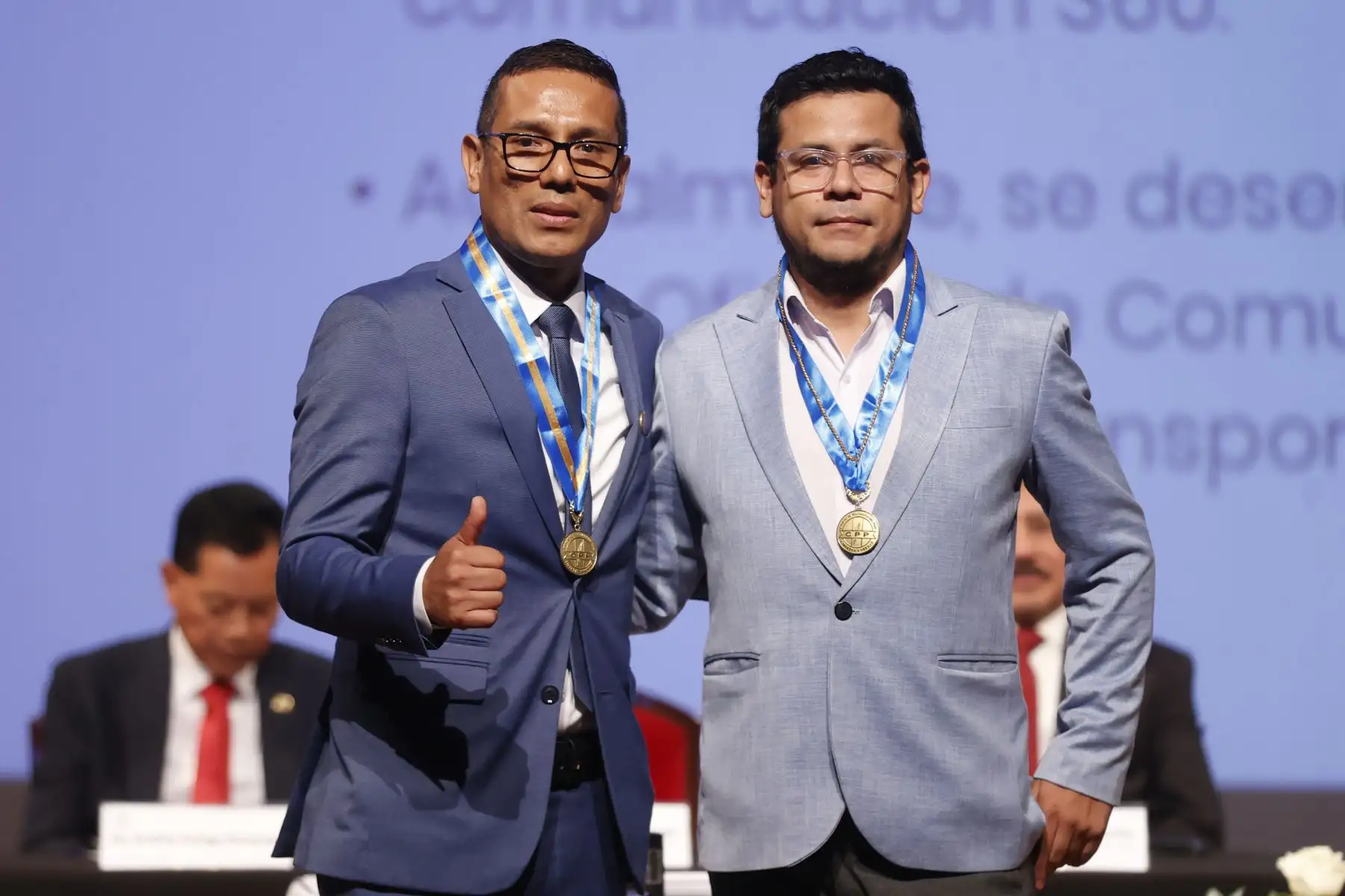 Paulo Grijalva Purizaga Juramenta a Leonardo Cabrera Vargas como delegado ante el Consejo Nacional de actividades Profesionales de decano del Consejo Directivo Nacional y del Consejo Departamental de Lima del Colegio de Periodistas del Perú para el periodo 2026–2027.
Foto: ANDINA/Vidal Tarqui