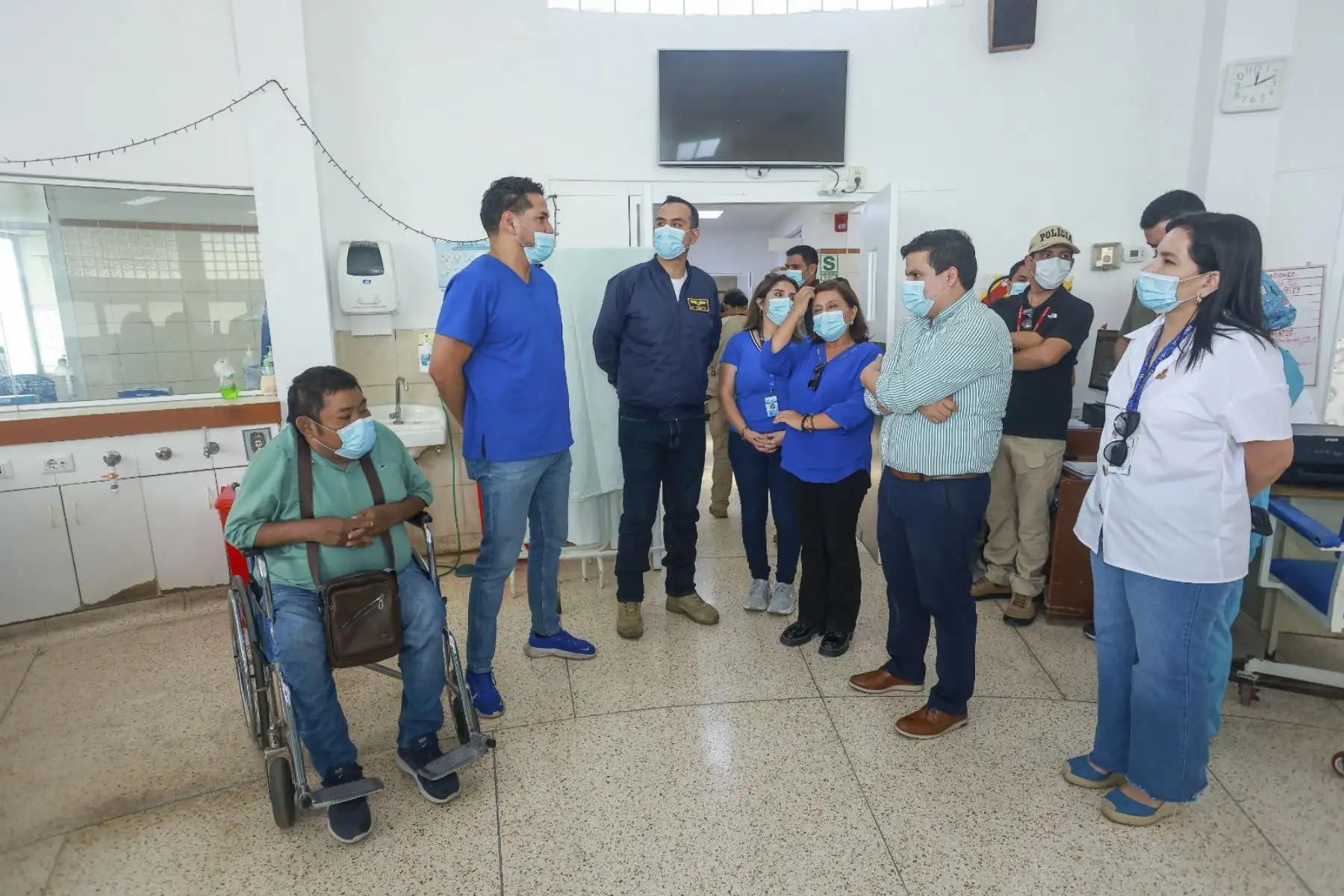 El presidente José Jerí realizó una visita de inspección a la Unidad de Hemodiálisis del Hospital IV Víctor Lazarte Echegaray. El objetivo es claro: verificar la operatividad de los equipos y asegurar una atención digna y oportuna para los pacientes renales de la región. Foto: Presidencia
